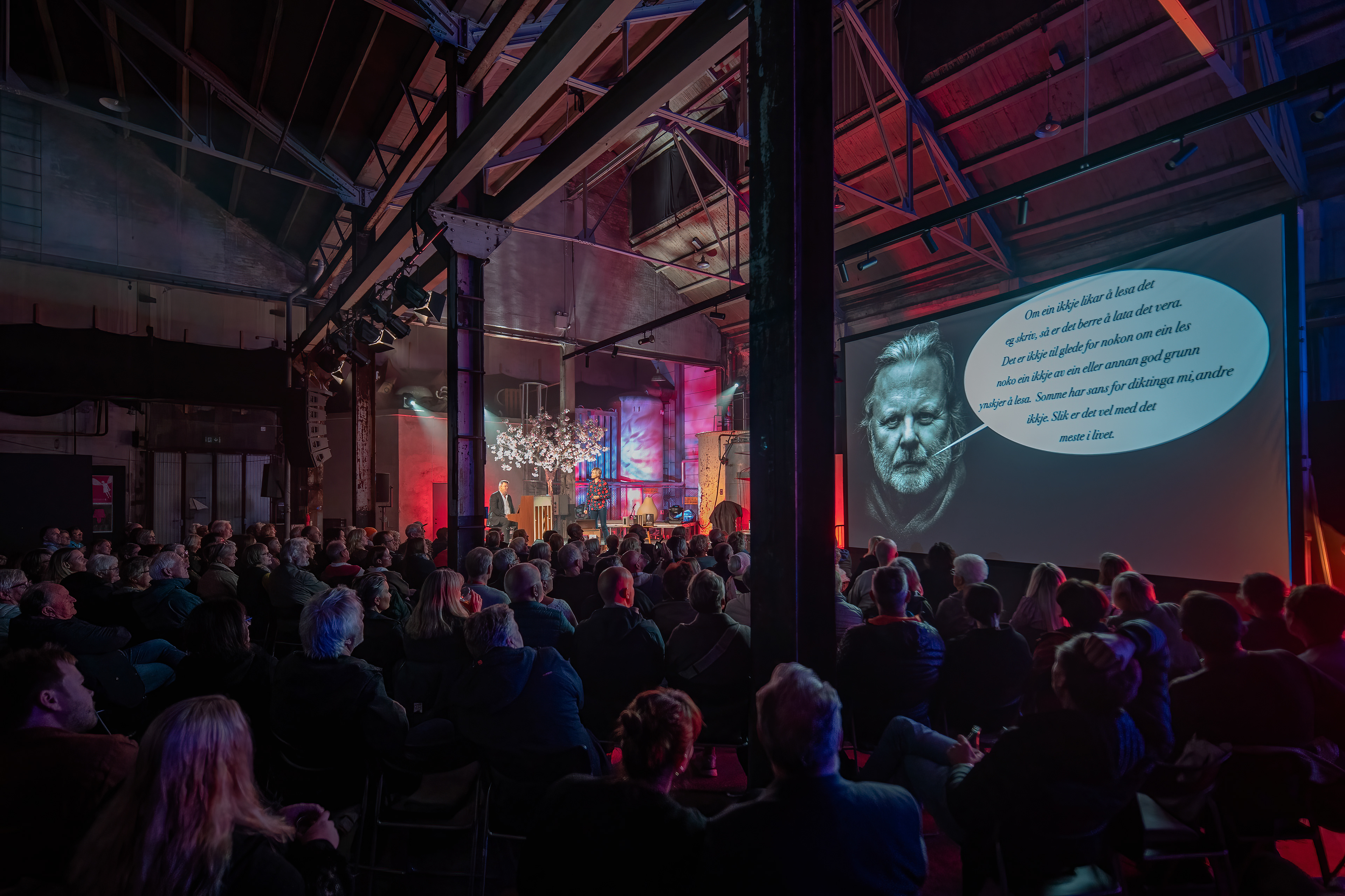 Frå Litteratursymposiet i Odda, dagen etter at Jon Fosse vart tildelt Nobels Litteraturpris 2023. Hardingene var i uvanleg godt humør!