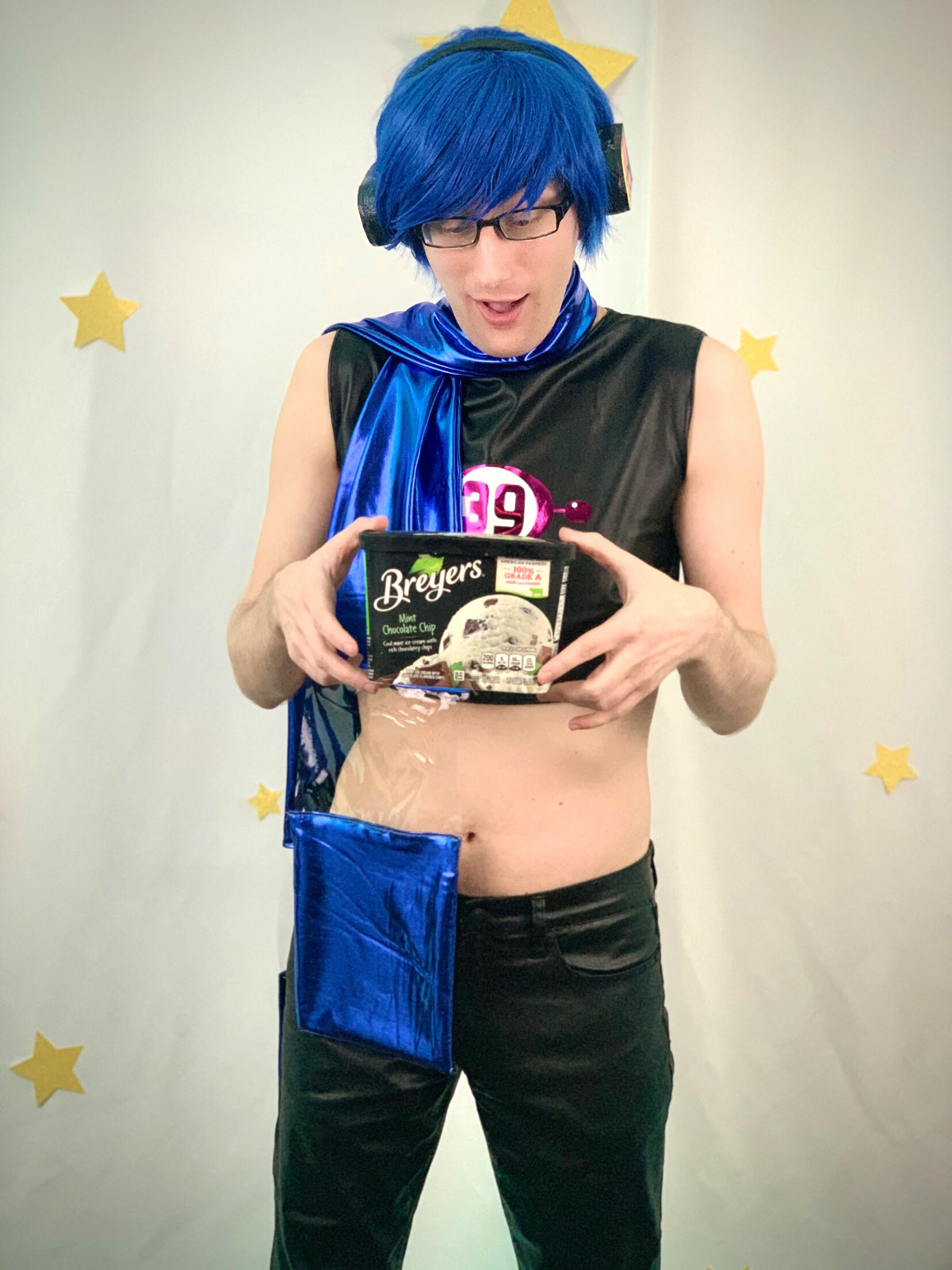 Momo dressed as Kaito; built by Plum.