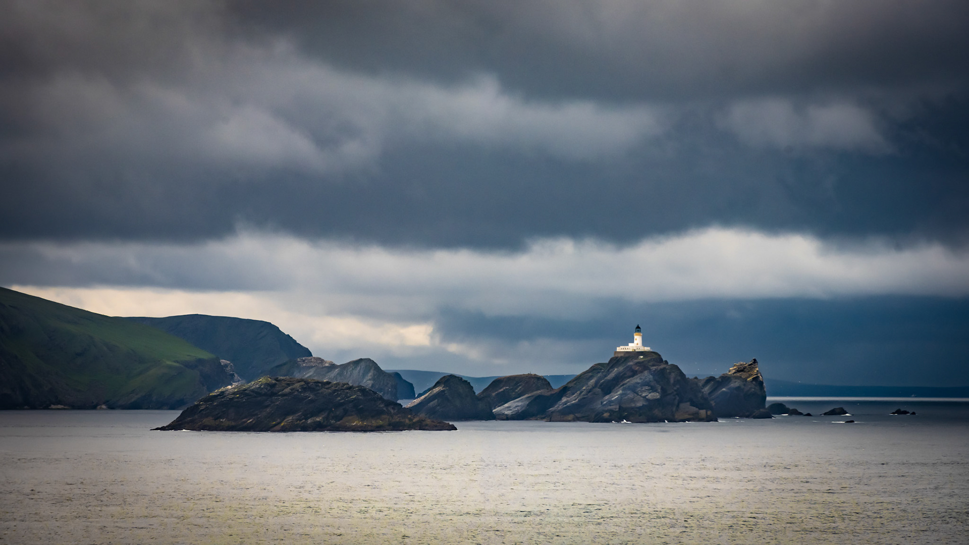 Muckle Flugga Lighthouse, Shetland Islands (vorne Out Stack, nördlichster Punkt des UK)