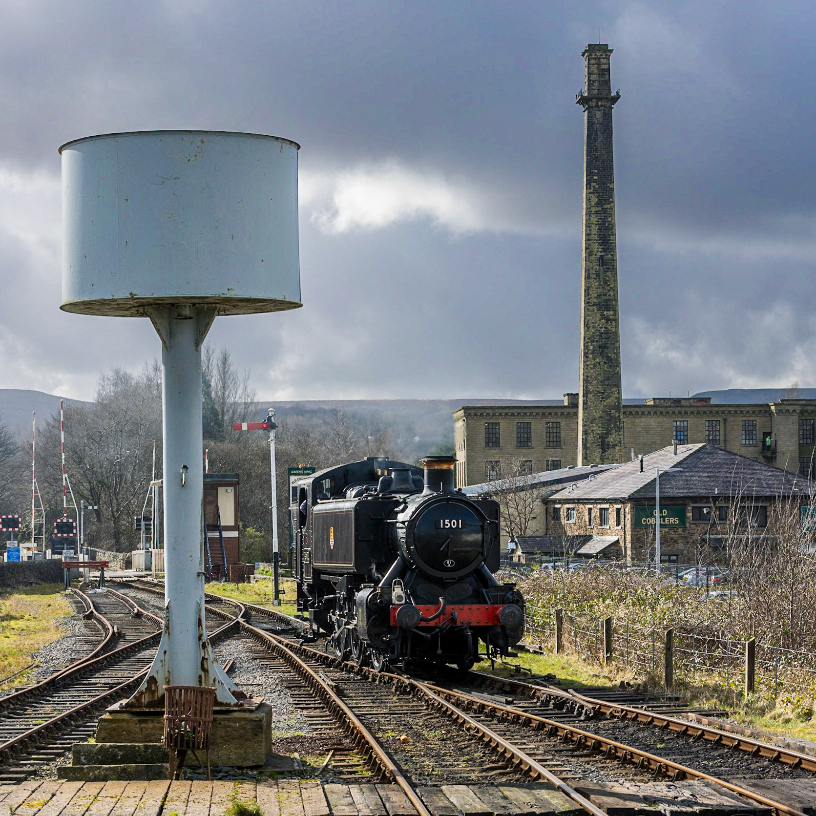 GWR Pannier 1501 is the only surviving example of a GWR 1500 class 0-6-0PT shunting engine.  1501 entered service on 31 July 1949 at London’s Old Oak Common, where duties included hauling long rakes of empty coaching stock in and out of Paddington Station. On 30 November 1950 the locomotive was reallocated to Southall for local shunting duties. In February 1961 it was sold to the National Coal Board.  At the end of 2019, 1501 had recorded a total of 98,933 miles in preservation on the SVR. The reported total may include mileage on hire to other railways.  The locomotive is owned by the 1501 Pannier Tank Association.