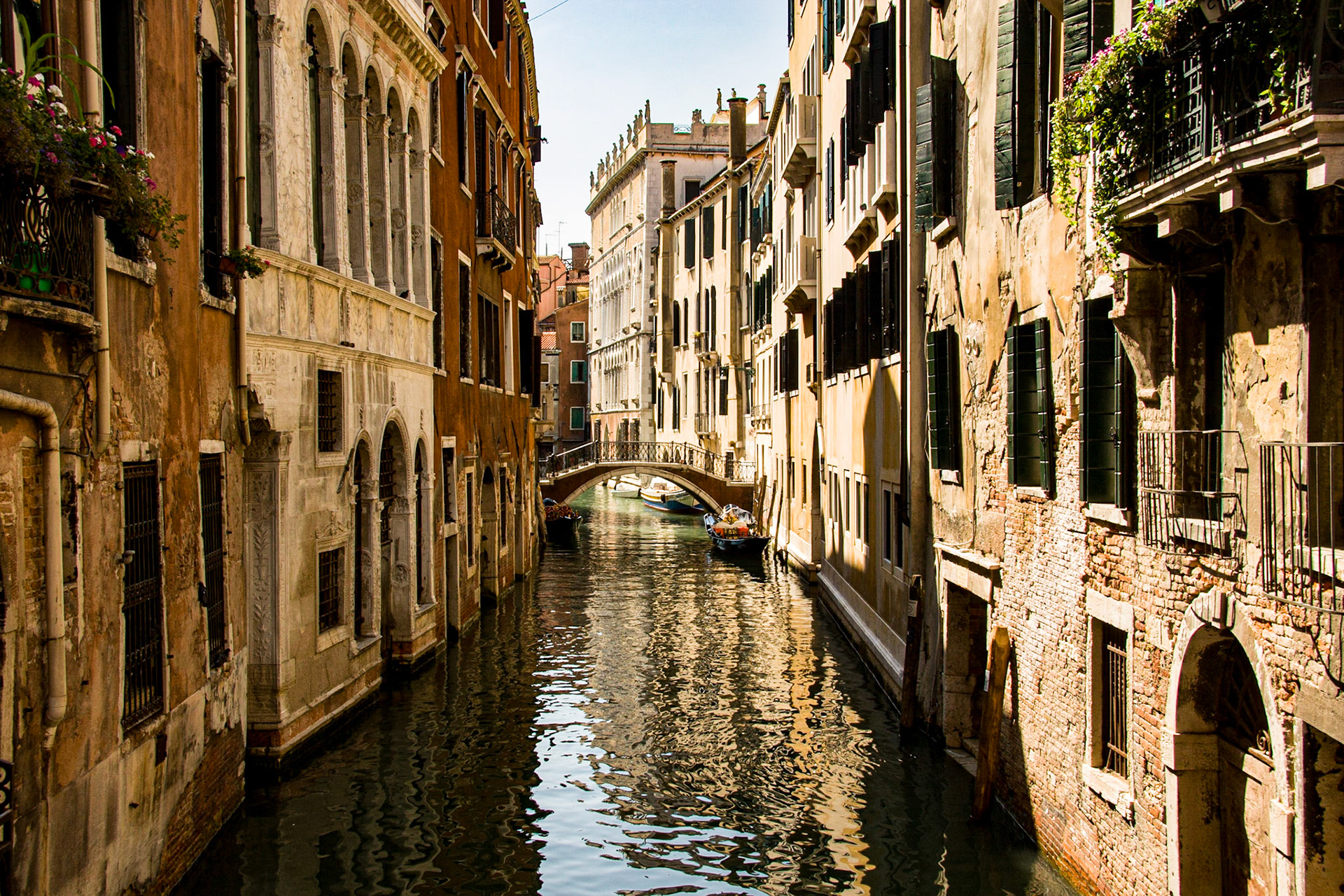 The smaller neighborhood canals or "side canals" that are identified with the name "Rio" (such as "Rio di S. Toma" or "Rio di Santa Maria Formosa") on stone plaques alongside bridges.