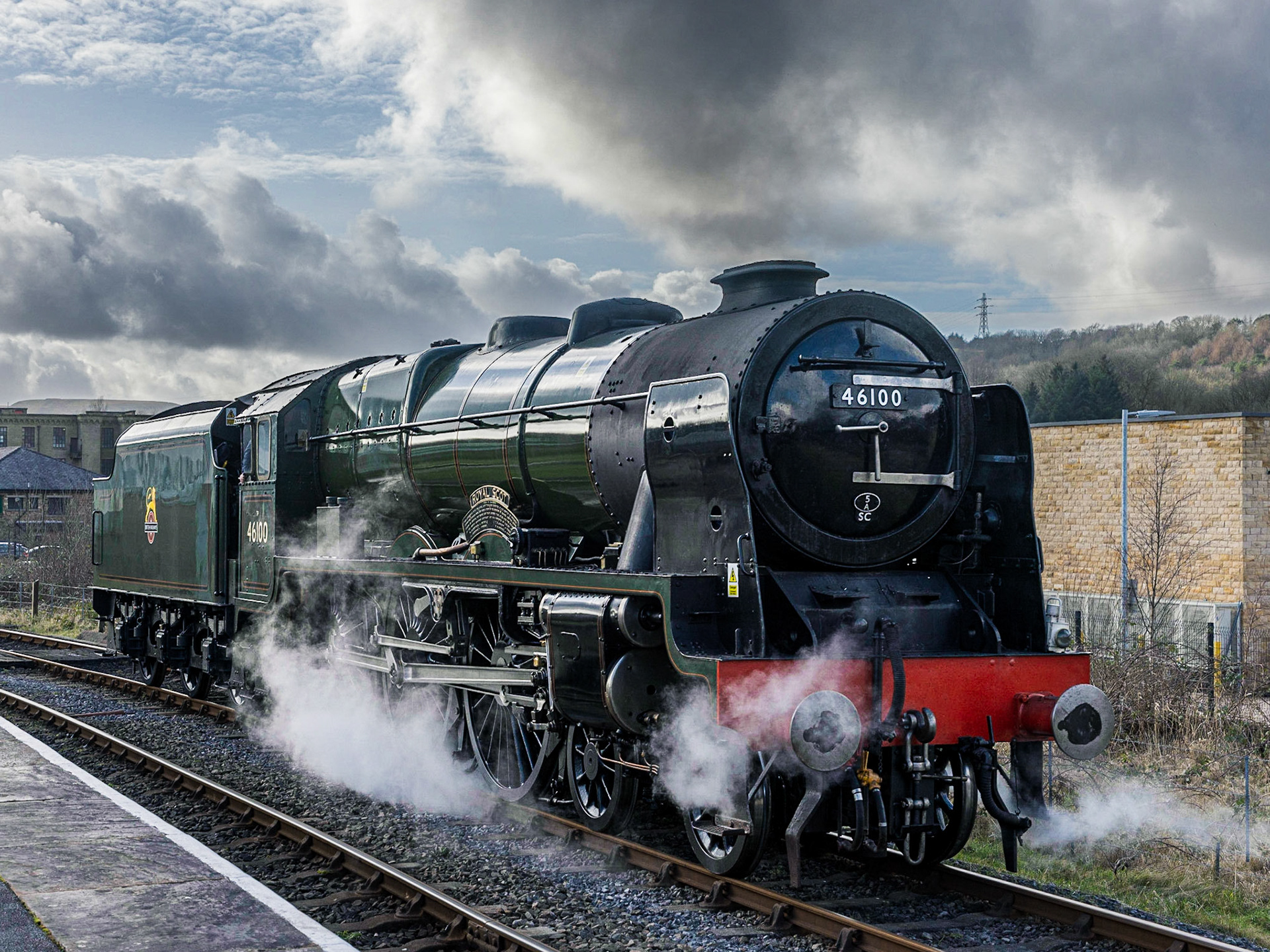 The Royal Scot was built in 1930 at Derby as 6152 The Kings Dragoon Guardsman. It was bought by Billy Butlin of Butlins Holiday Camps and after cosmetic restoration at Crewe Works, was set on a plinth at Skegness. 6100 left Skegness for the Bressingham Steam Museum on 16 March 1971 and was returned to steam in 1972. Following completion of work at Crewe in 2015, 46100 was transported to the Severn Valley Railway for running in before taking part in the autumn steam gala there. It is now back running on the main line.