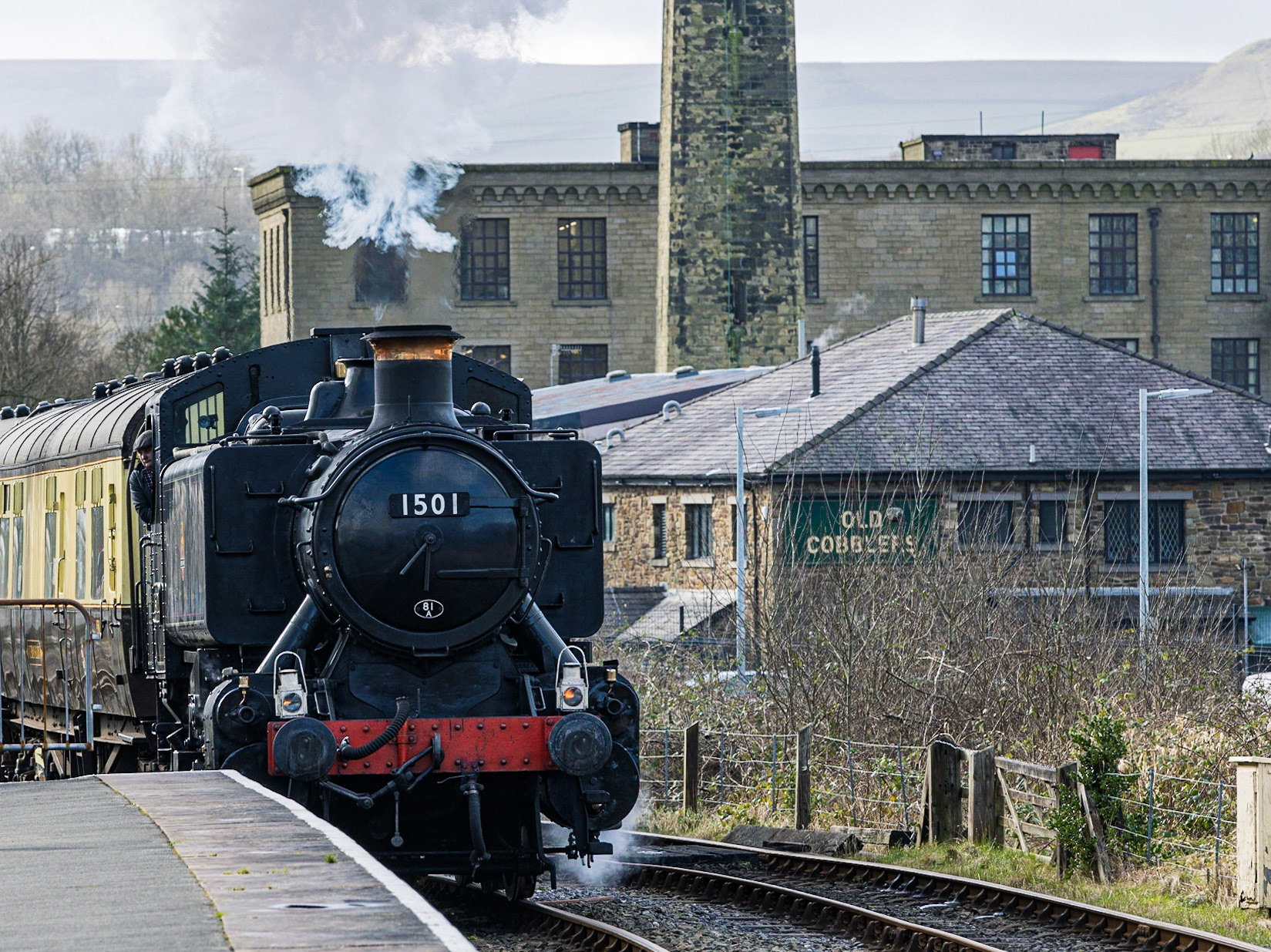 GWR Pannier 1501 is the only surviving example of a GWR 1500 class 0-6-0PT shunting engine.  1501 entered service on 31 July 1949 at London’s Old Oak Common, where duties included hauling long rakes of empty coaching stock in and out of Paddington Station. On 30 November 1950 the locomotive was reallocated to Southall for local shunting duties. In February 1961 it was sold to the National Coal Board.  At the end of 2019, 1501 had recorded a total of 98,933 miles in preservation on the SVR. The reported total may include mileage on hire to other railways.  The locomotive is owned by the 1501 Pannier Tank Association.