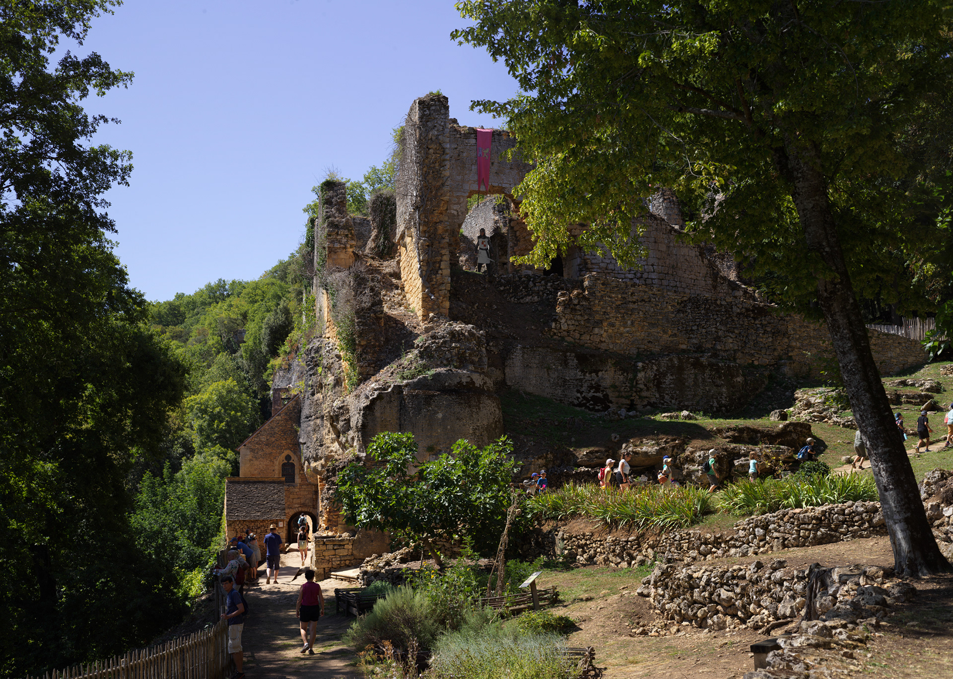 Village médiéval de la Madeleine, X