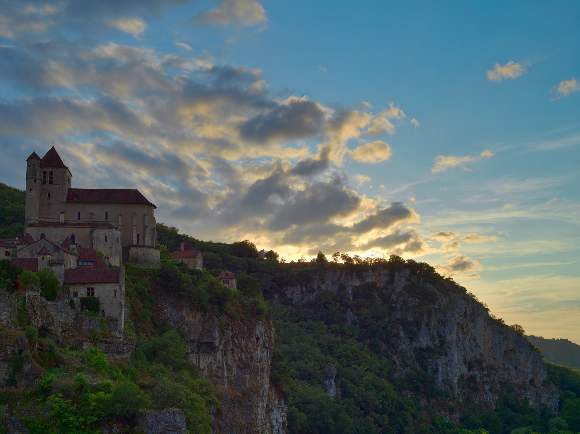  Saint-Cirq-Lapopie surplombant la vallée du Lot, IV