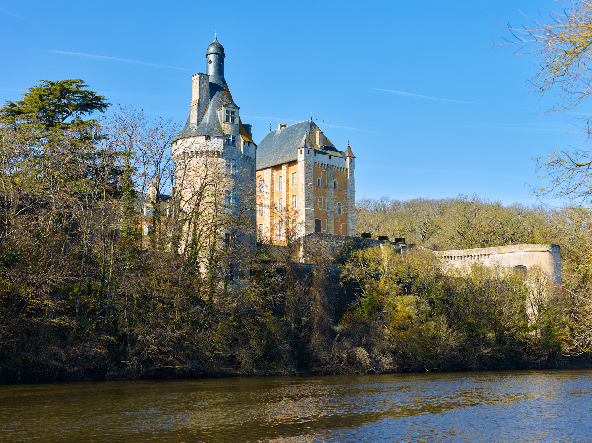 Château de Touffou, vue depuis la berge I