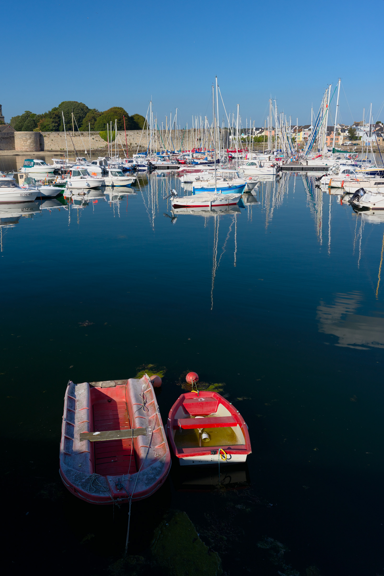 Concarneau, port de plaisance, barques rouges