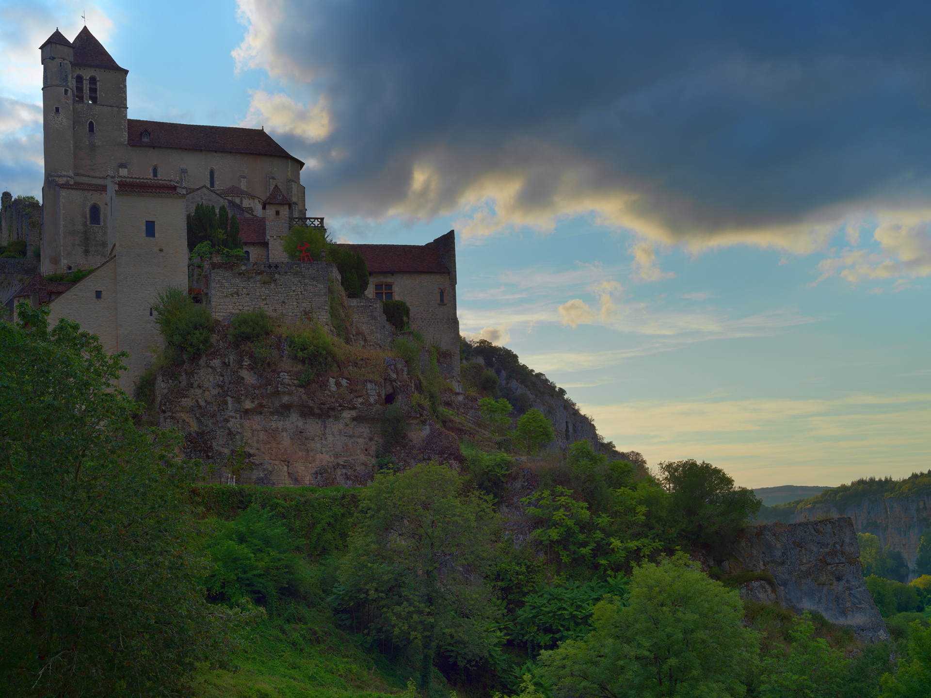  Saint-Cirq-Lapopie surplombant la vallée du Lot, II