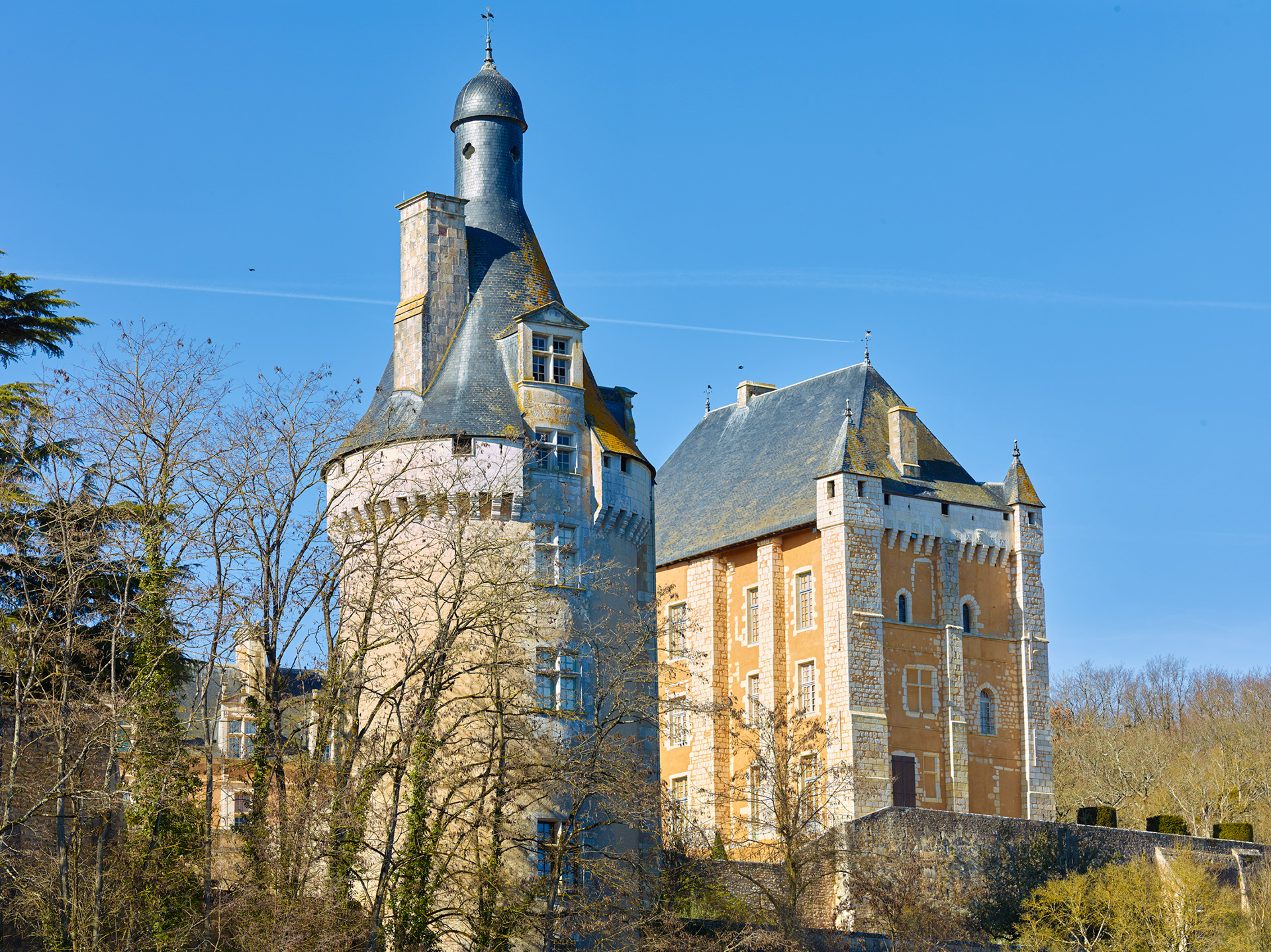 Château de Touffou, vue depuis la berge II