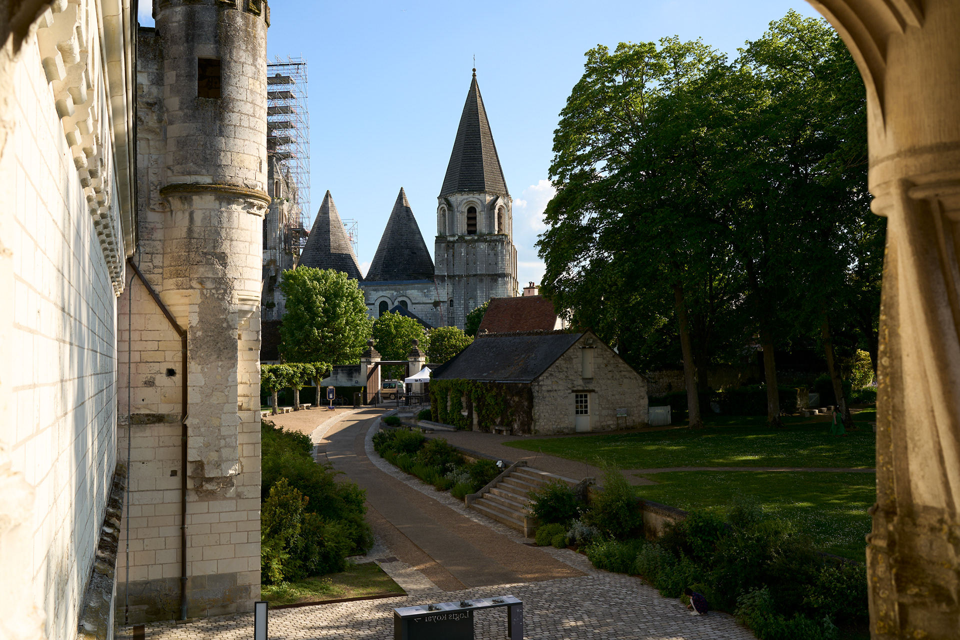 Vue de la collégiale Saint-Ours, depuis le 1er étage du Logis royal 