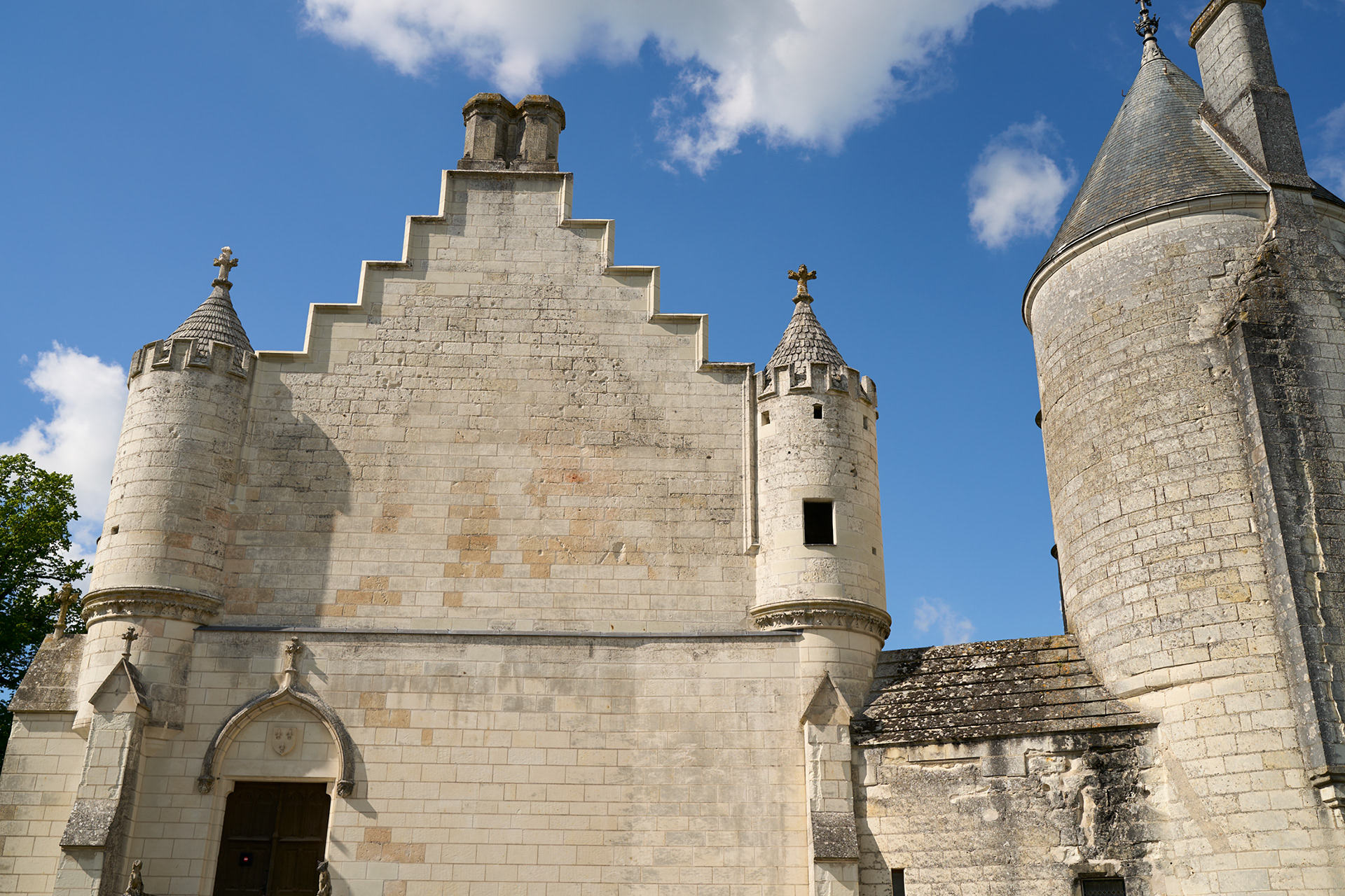 Logis royal, arrière et tour Agnès Sorel à droite, I