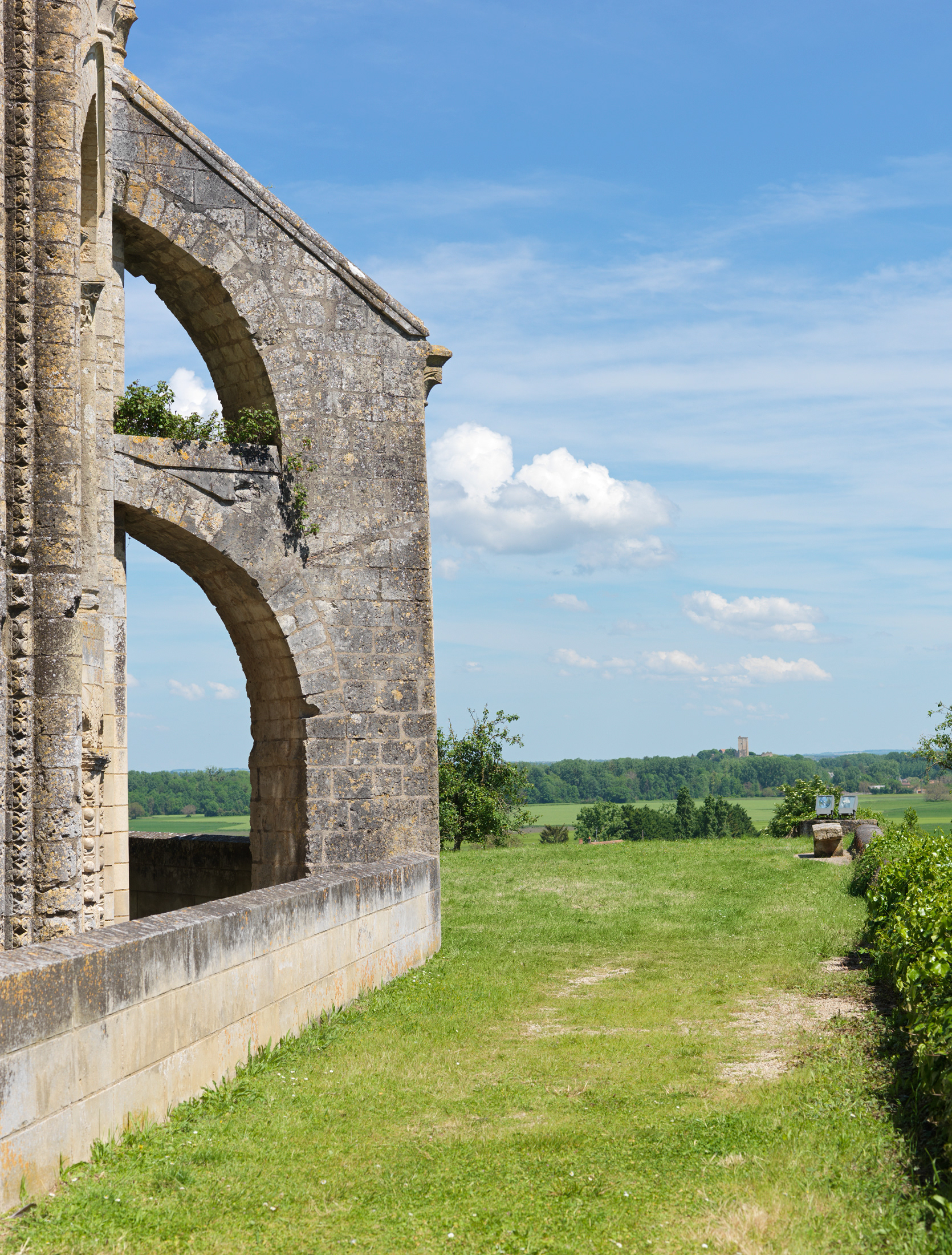 Eglise de Saint-Jouin de Marne, extérieur, contreforts, II