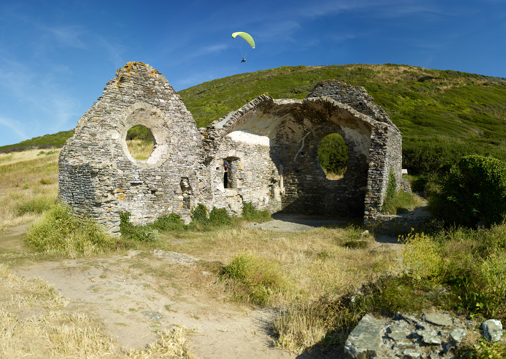 Ruines de l'ancienne église Saint-Germain du Cap de Carteret et de la plage de Hatainville, Barneville-Carteret
