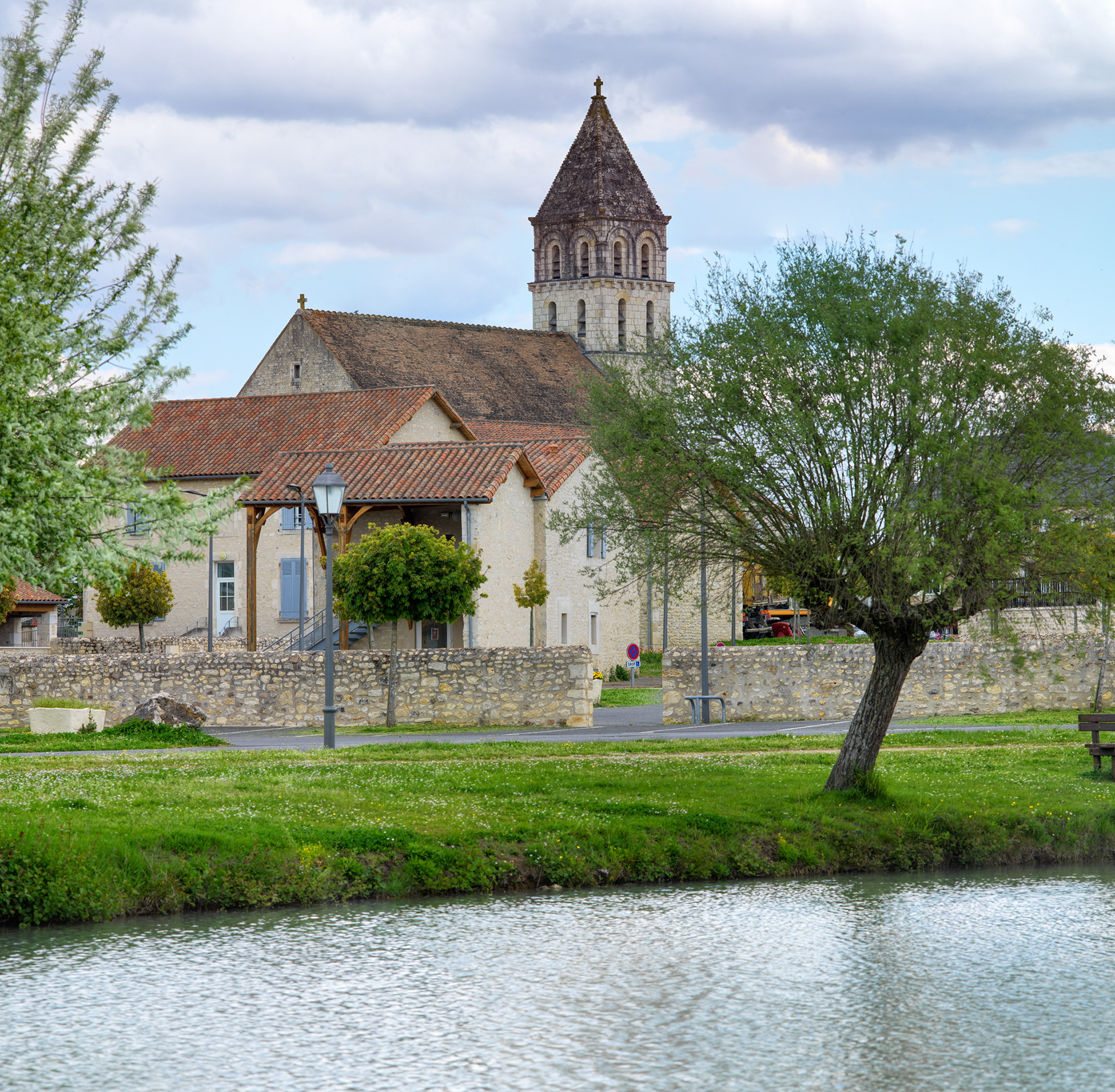 Église Saint-Gervais-et-Saint-Protais, vue depuis l'étang de Civaux