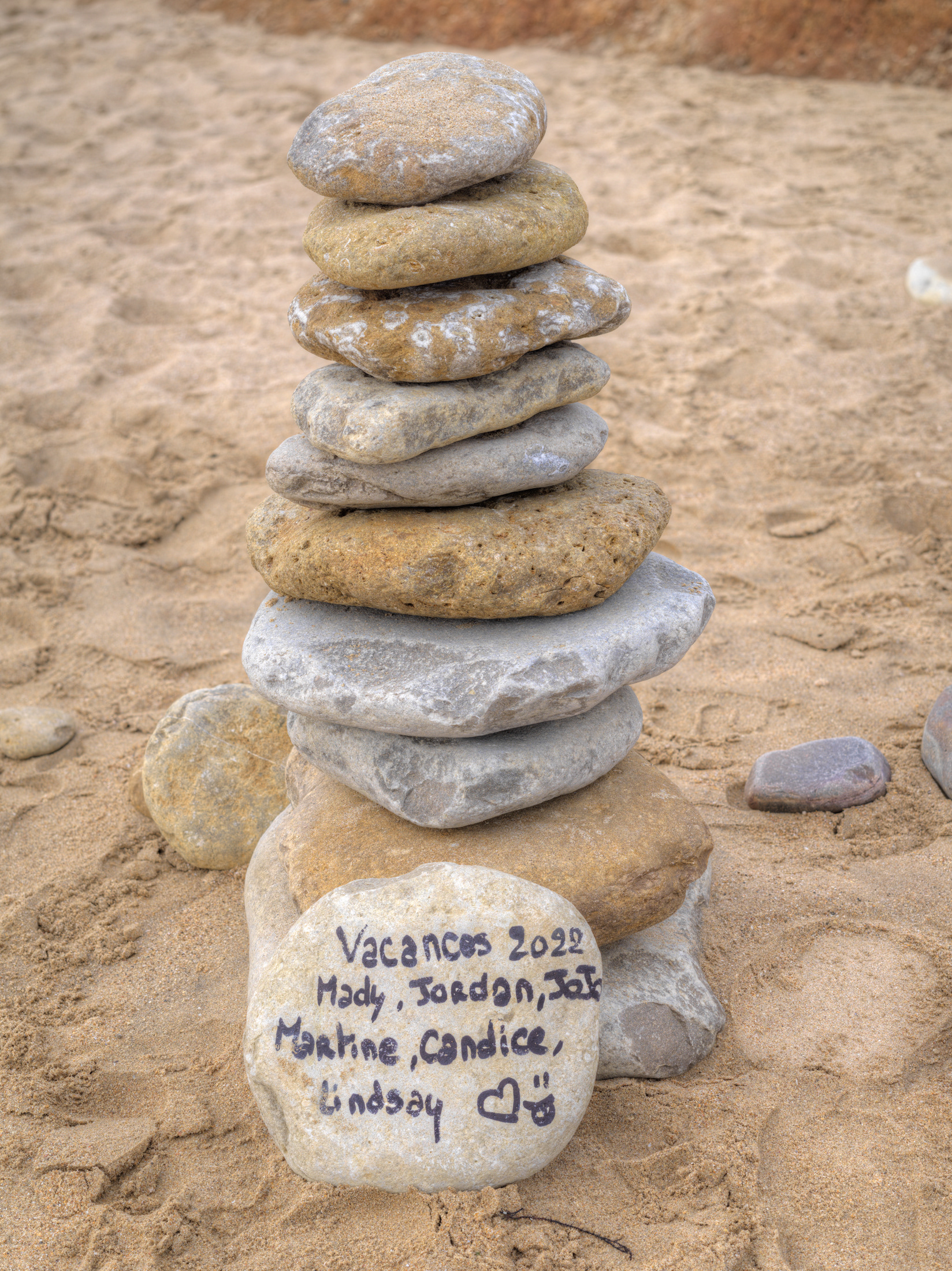 Cairn avec message, port de Bourgenay
