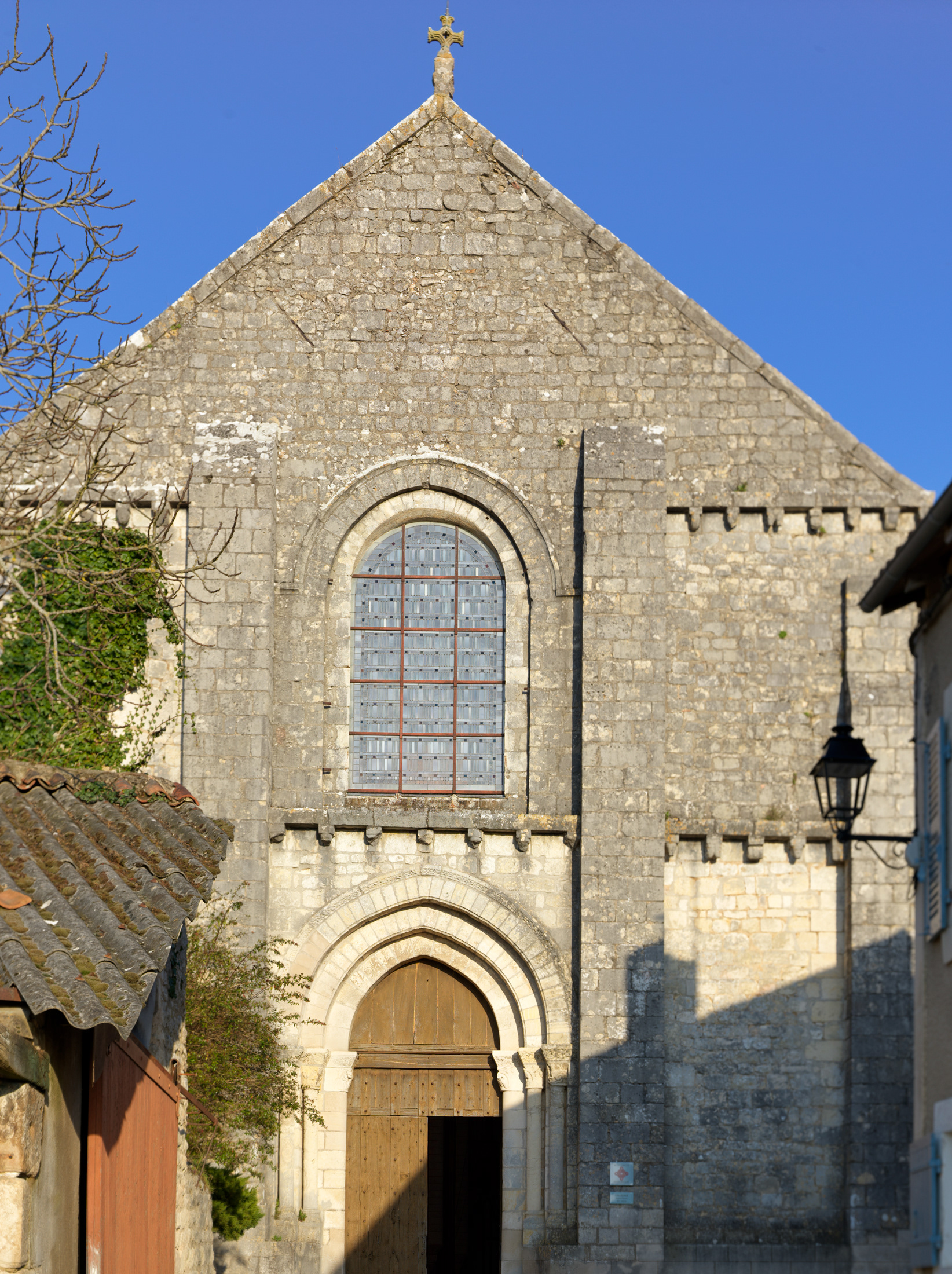 Collégiale Saint-Pierre, façade