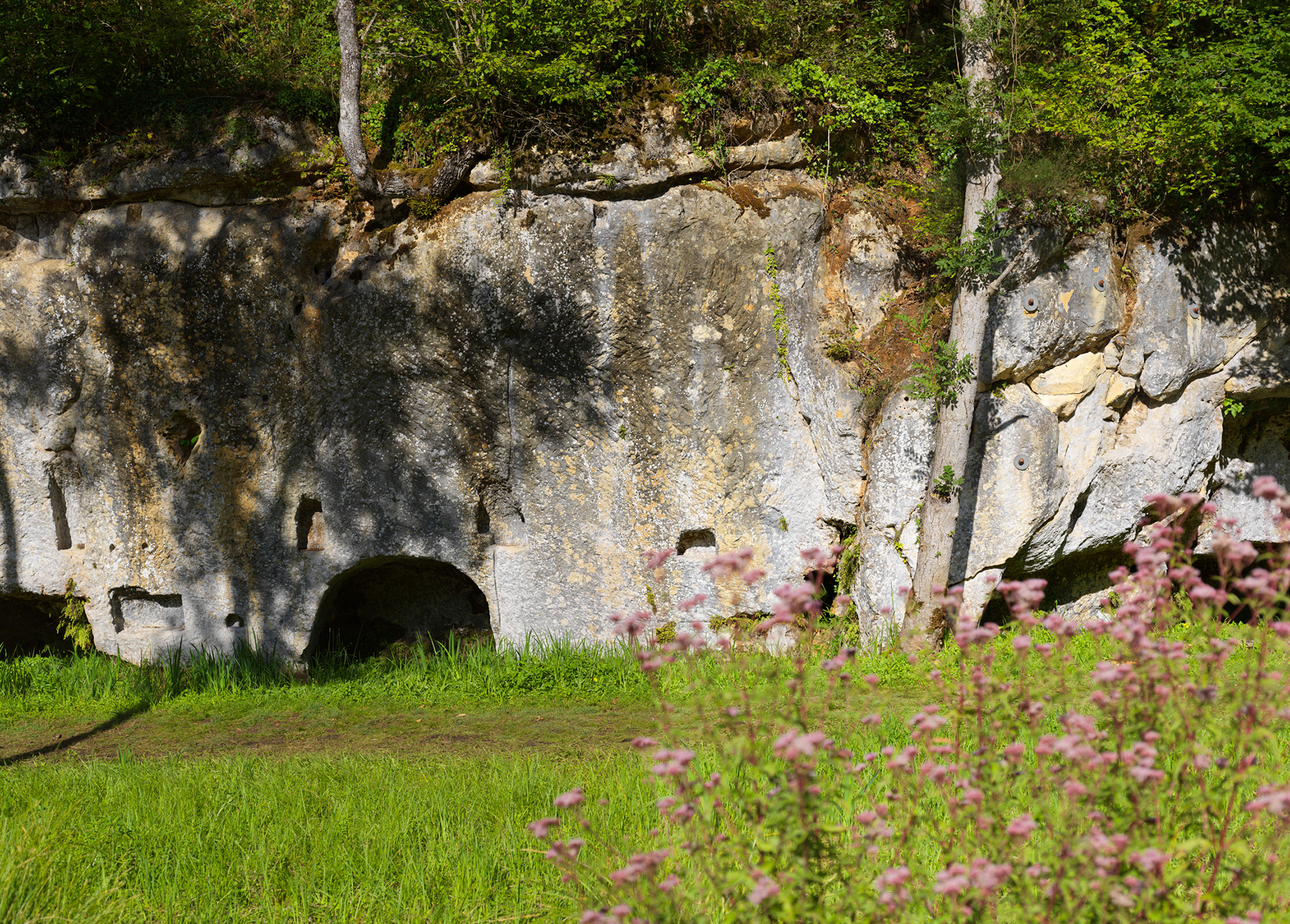 Abri sous roche sur le site du château