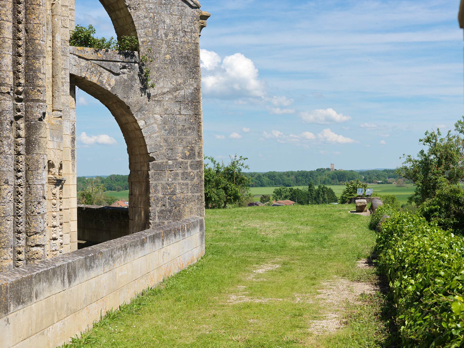 Eglise de Saint-Jouin de Marne, extérieur, contreforts, III