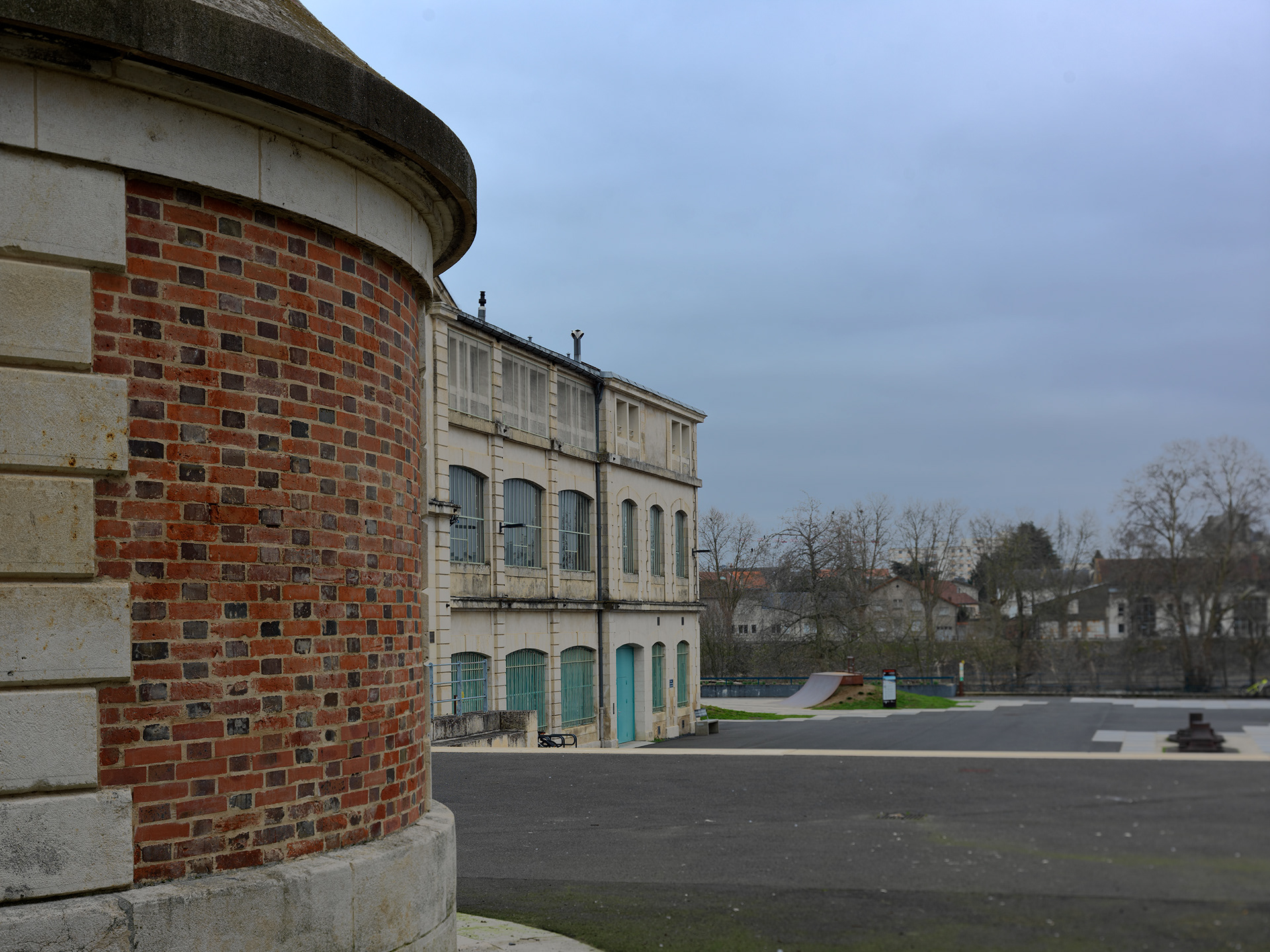 La Manu, vue des tours IX. 40x50 cm. Jean Luc Vilmouth, Comme deux tours, 1994 © ADAGP, Paris, 2026