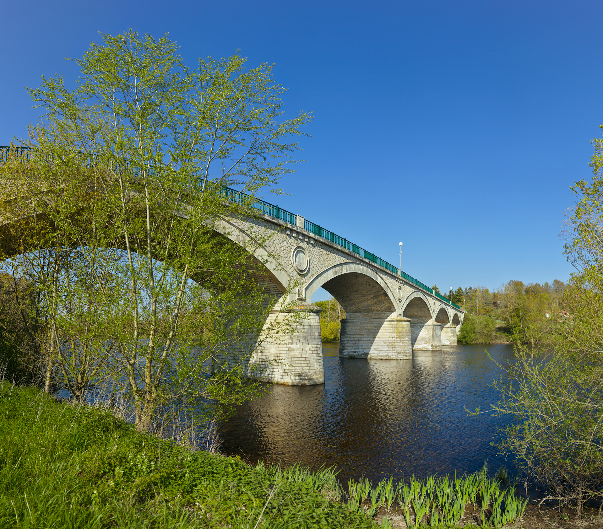 Le pont de Vouneuil au dessus de la Vienne, tout en courbe...