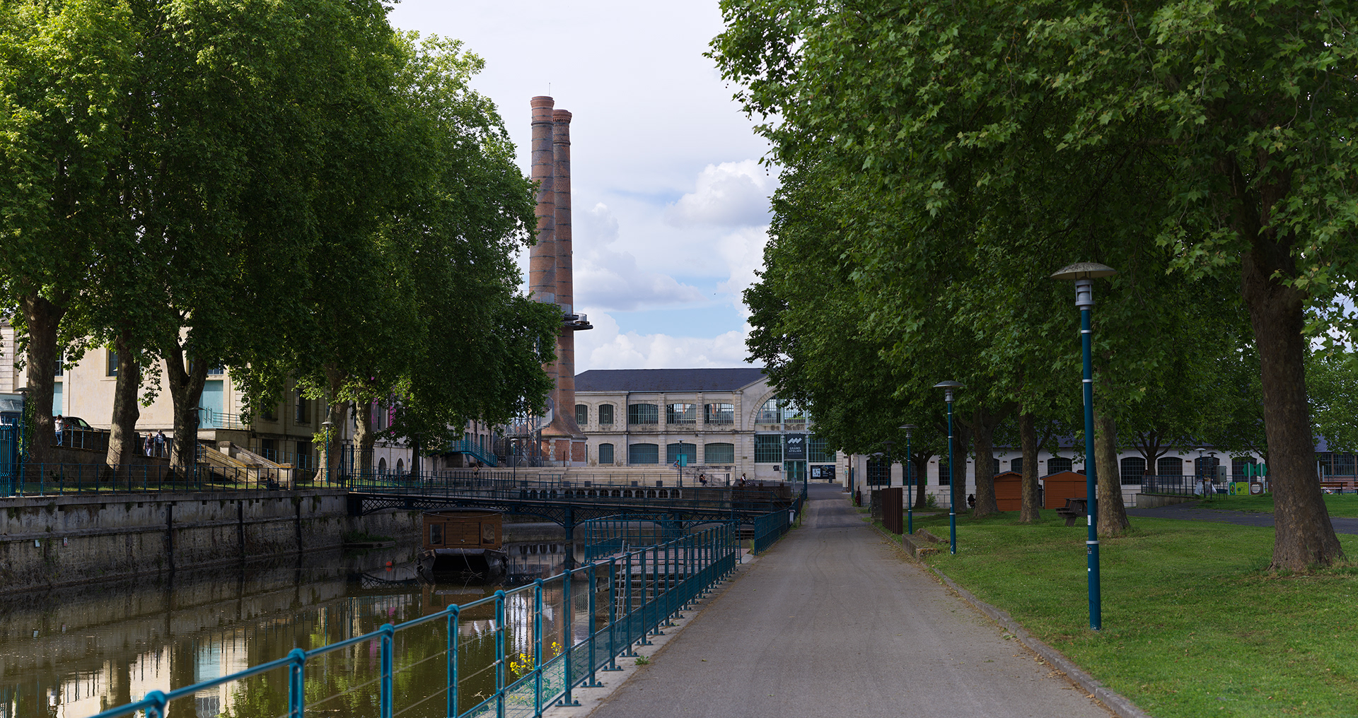 La Manu, vue du canal, du Grand Atelier et des deux tours. 40x70 cm. Jean Luc Vilmouth, Comme deux tours, 1994 © ADAGP, Paris, 2026