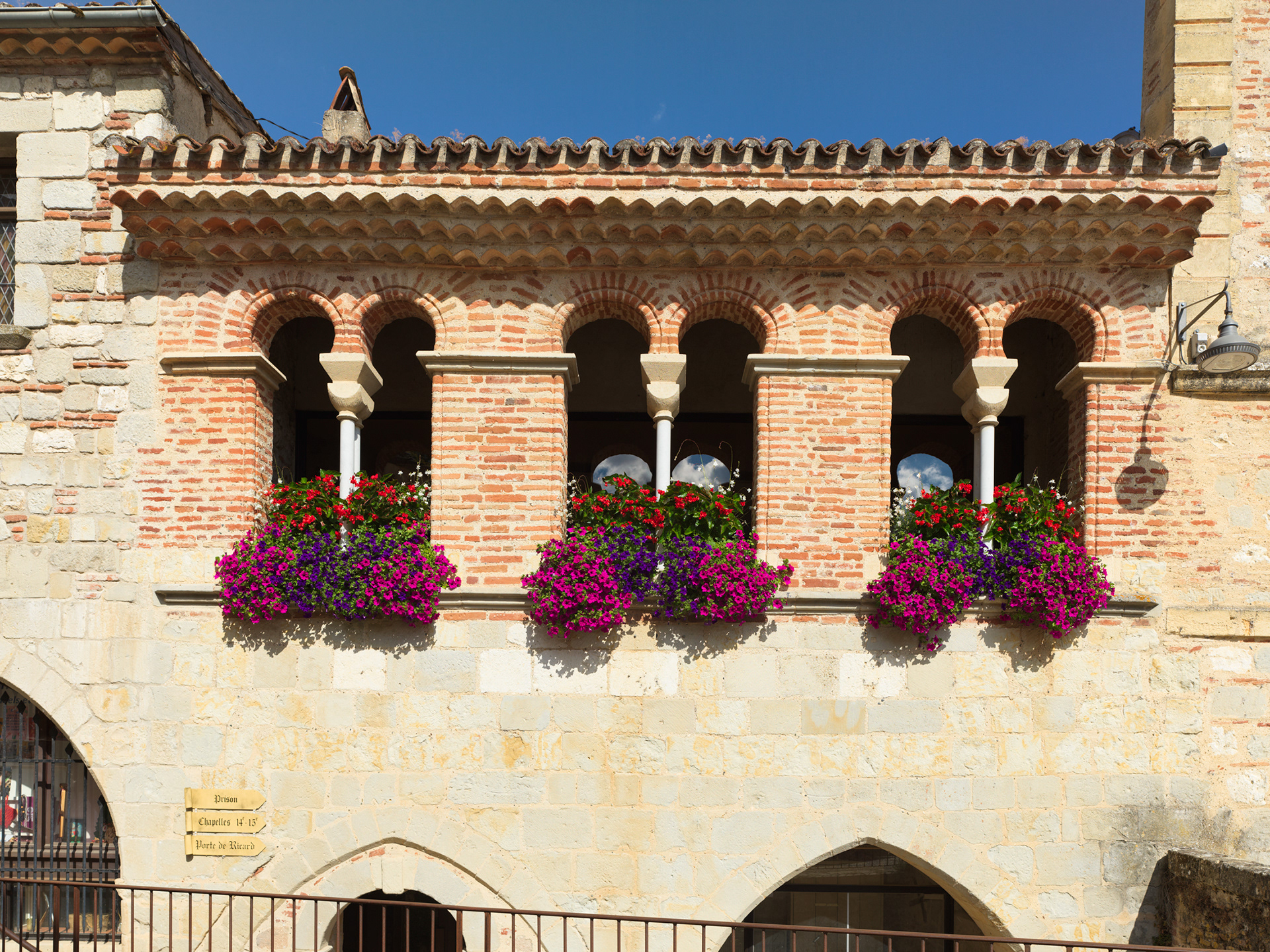 Vue depuis la rue du Castillou, de l'ancienne prison, maintenant mairie