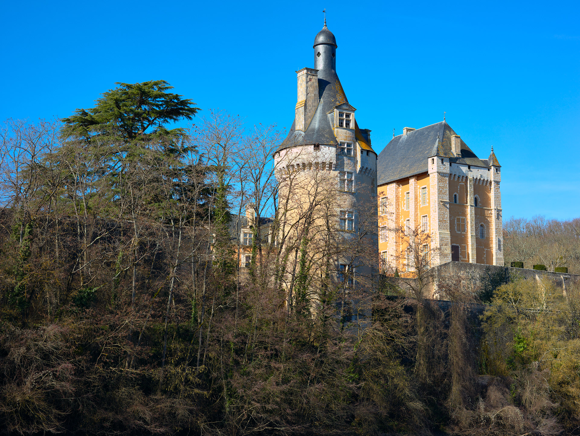Château de Touffou, vue depuis la berge III