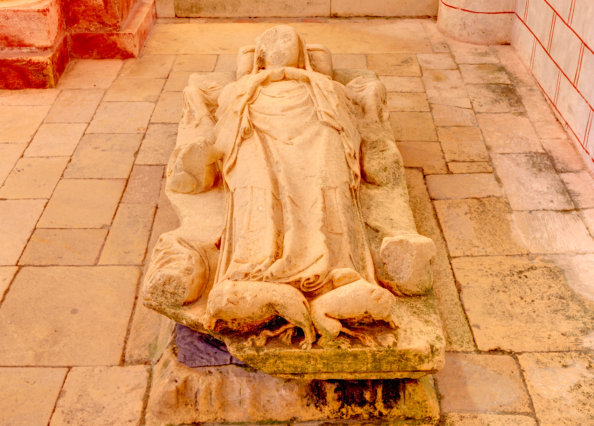 Collégiale Saint-Pierre, gisant, II