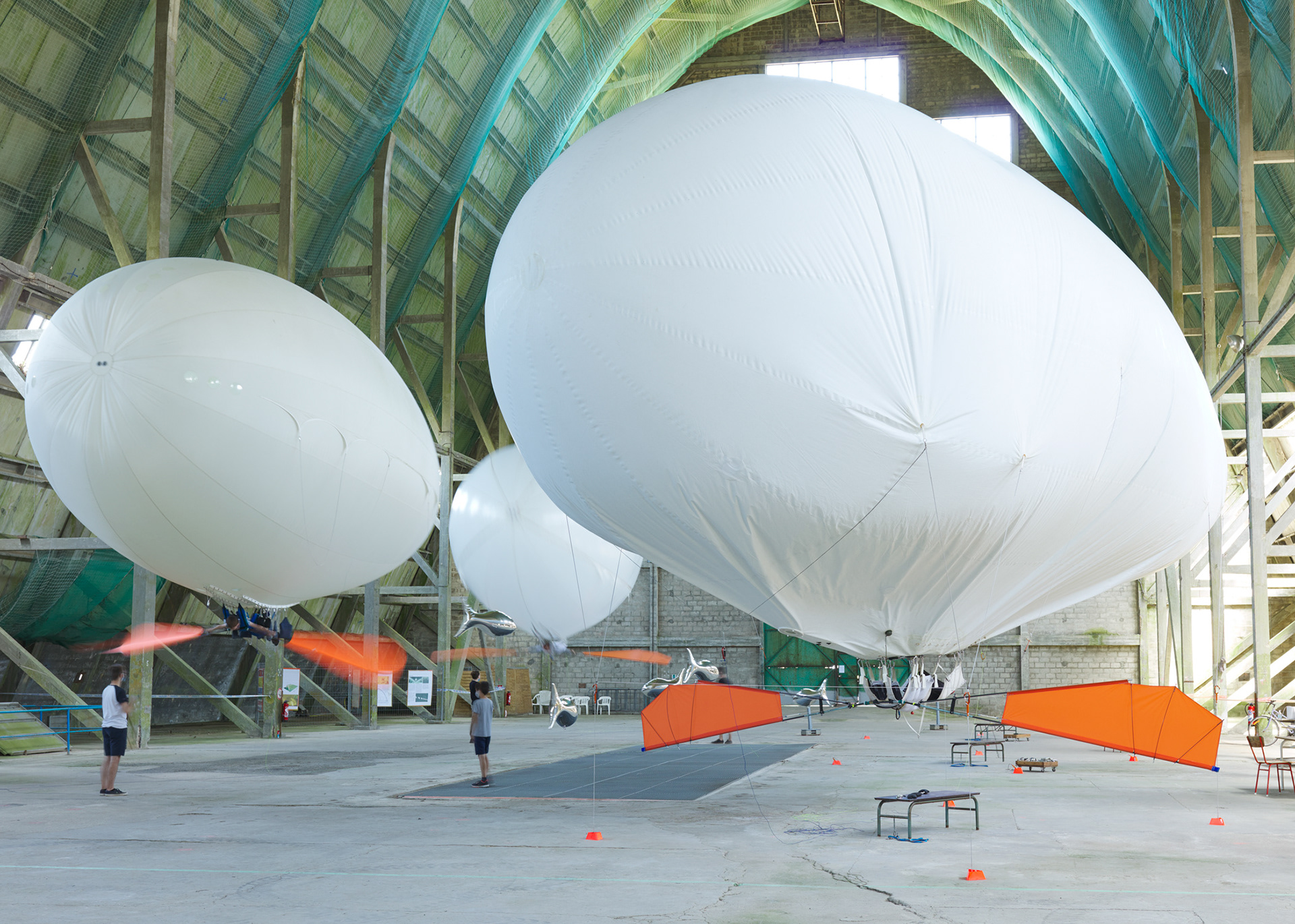Ancien hangar à dirigeables, avec des aéroplumes