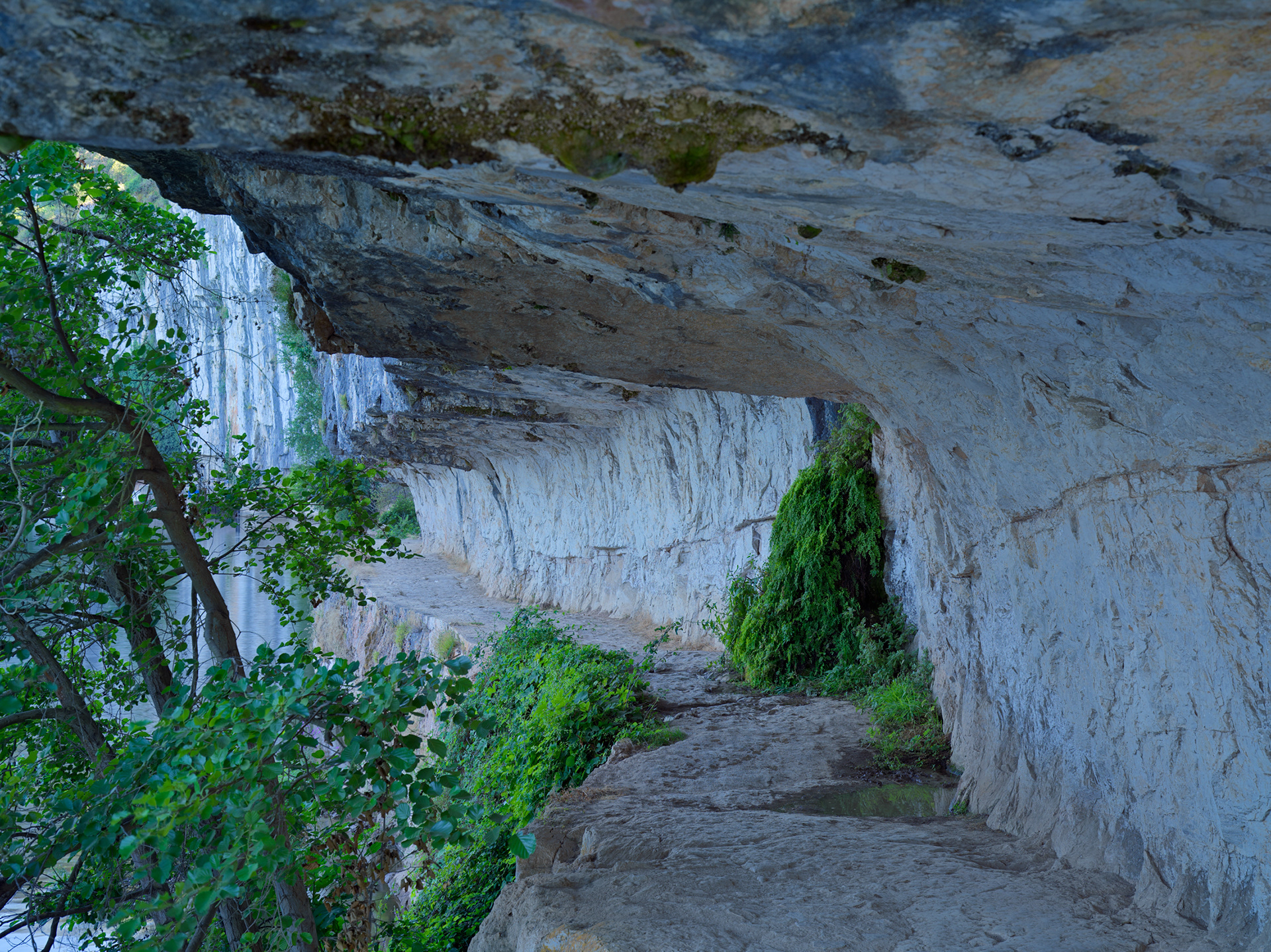 Chemin de halage, section creusée dans la roche, I