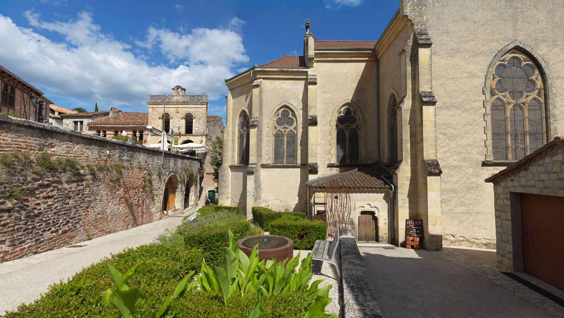 Eglise du Mercadiel, vue depuis la place Aliénor d'Aquitaine