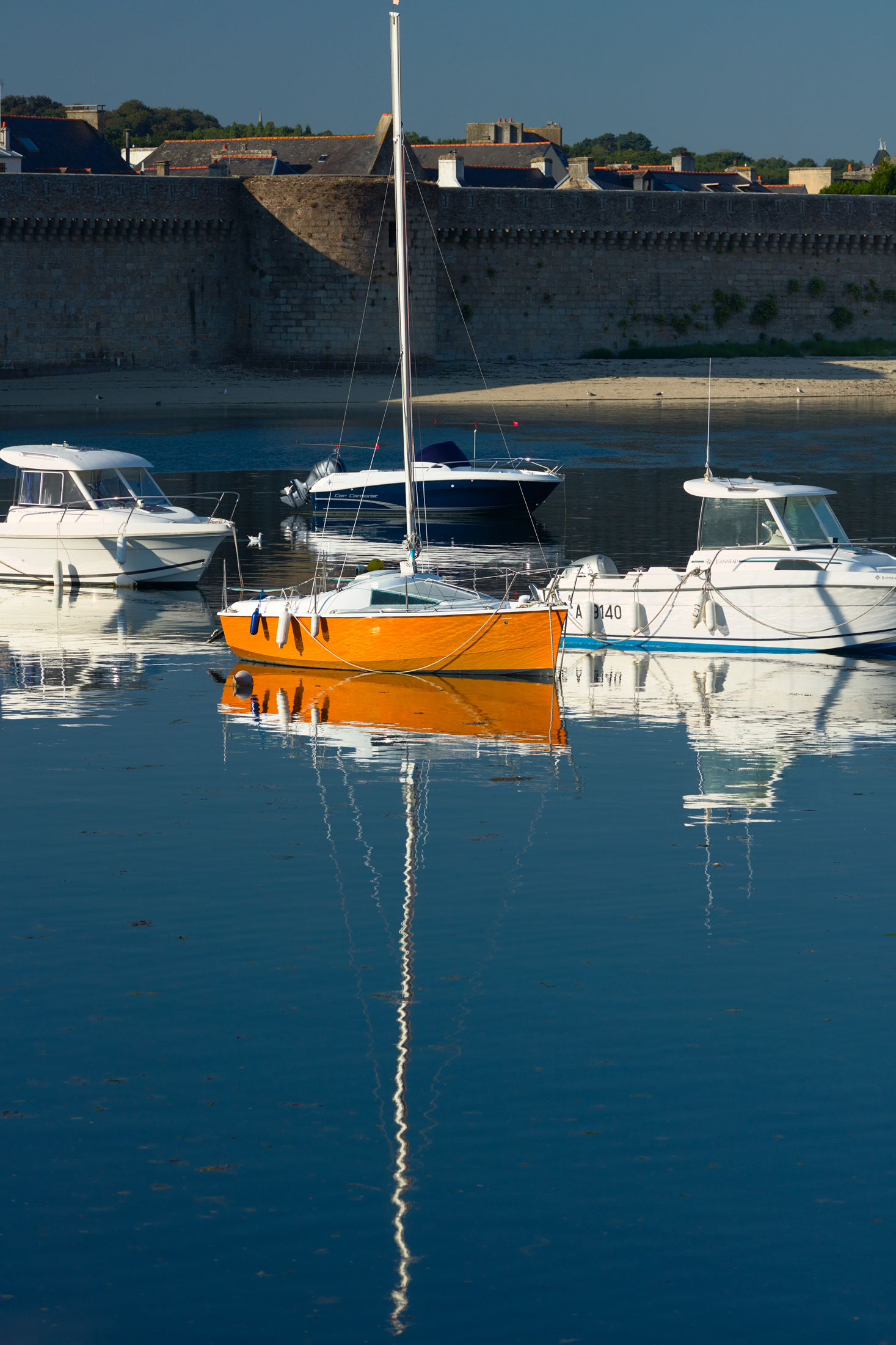 Concarneau, port de plaisance, bâteau à coque jaune