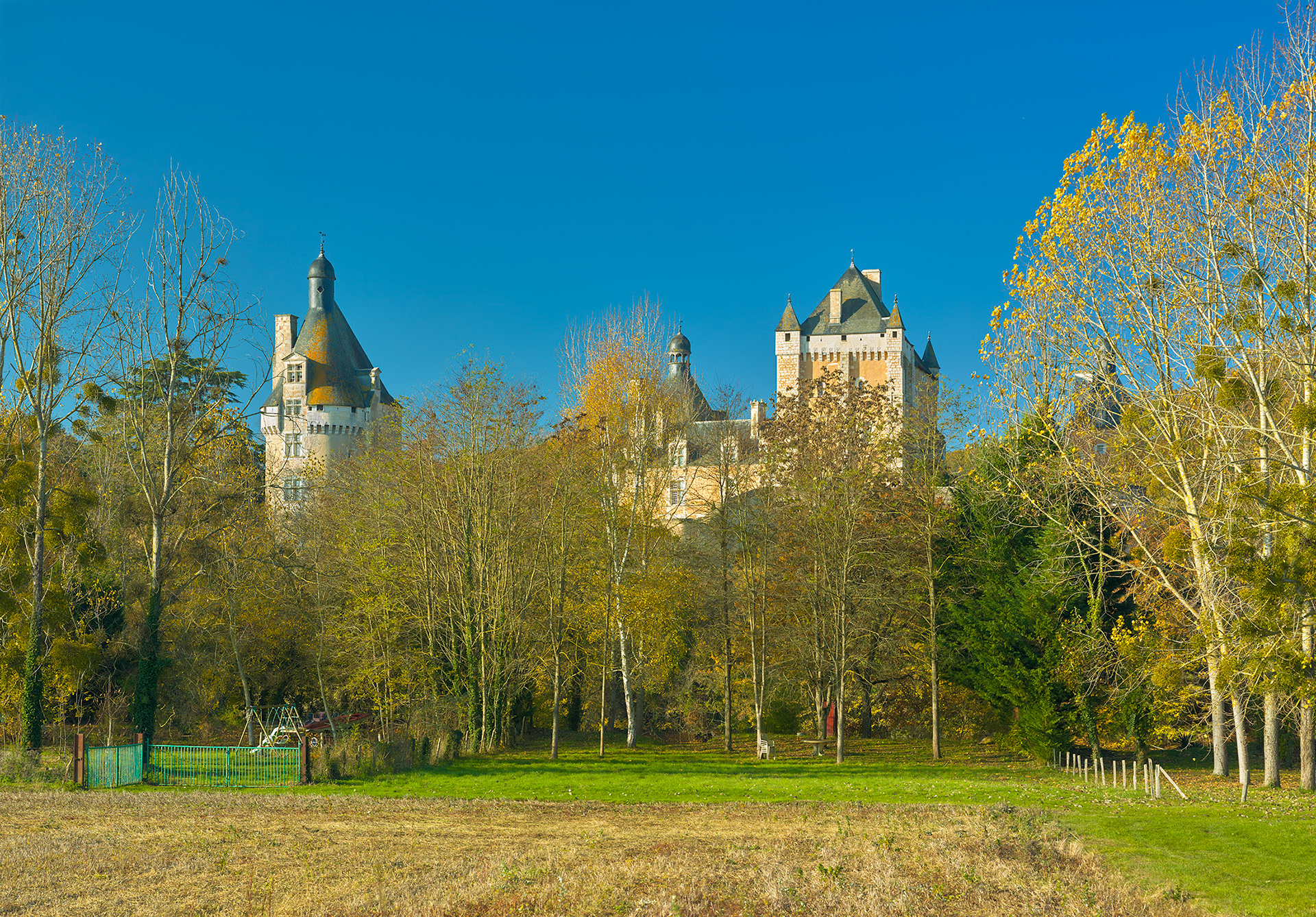 Château de Touffou, vue depuis un champ