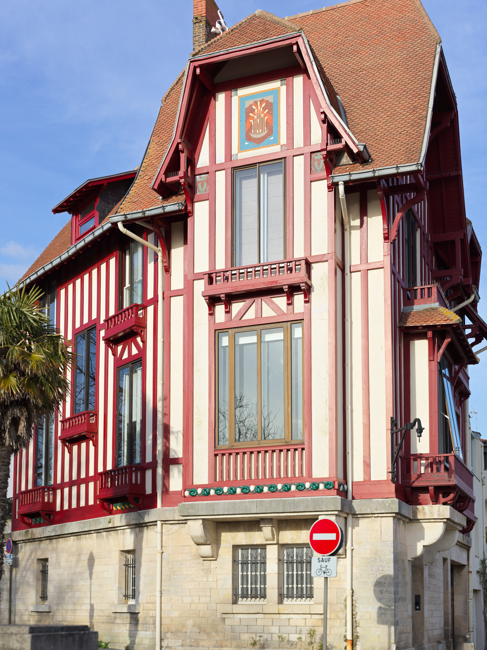 Maison du chat, Construite par l’architecte Maurice Morguet, en 1926, cette grande maison est de style néo normand, même si le rouge des colombages évoque plutôt le Pays Basque. C’est un chat en faïence posé sur un des toits qui lui a donné son nom. On la remarque aisément depuis le parking Vieux Port Ouest grâce à sa haute toiture. Elle trône à la croisée du chemin des Remparts et de la rue des 2 Moulins.