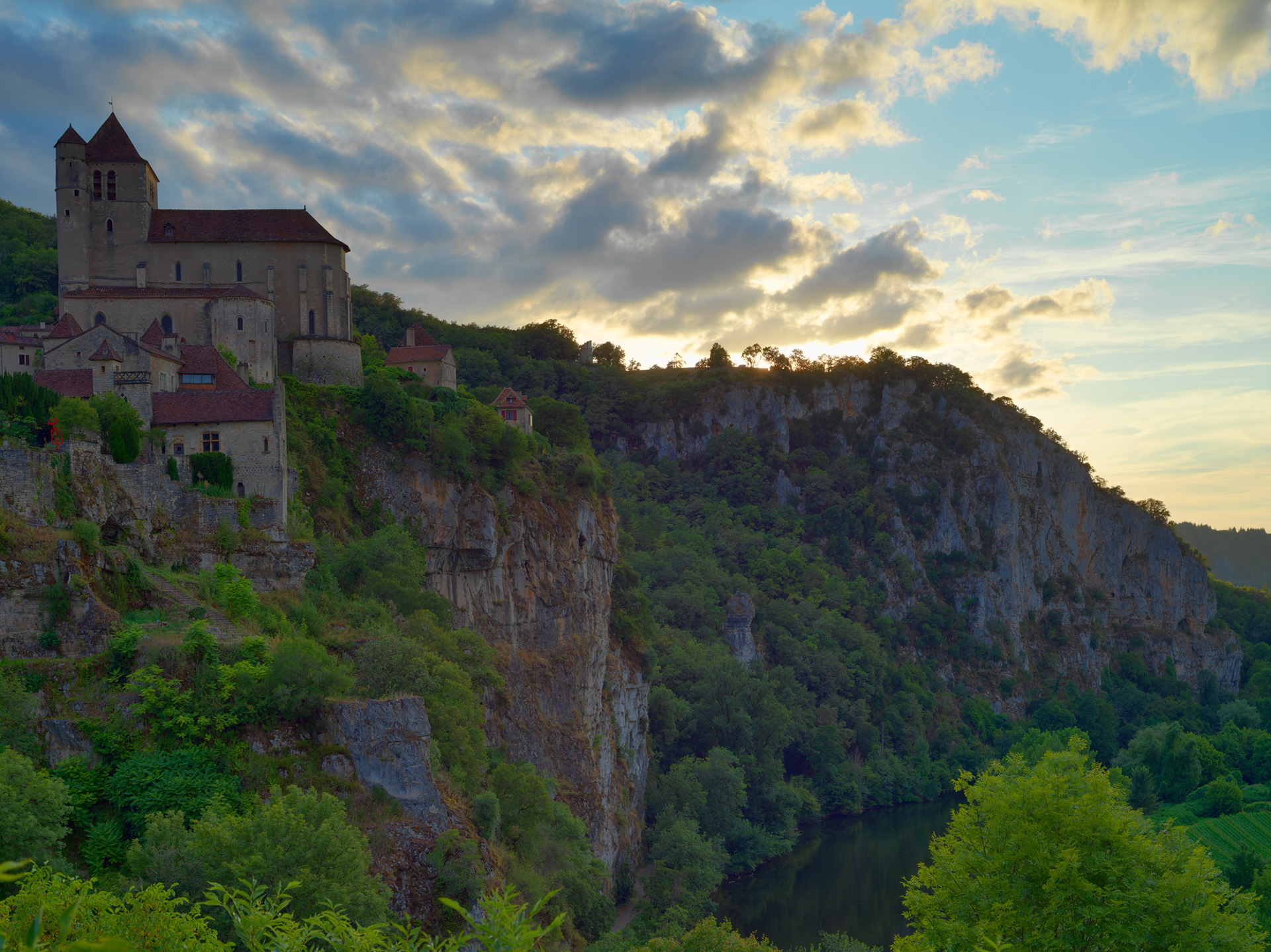  Saint-Cirq-Lapopie surplombant la vallée du Lot, III
