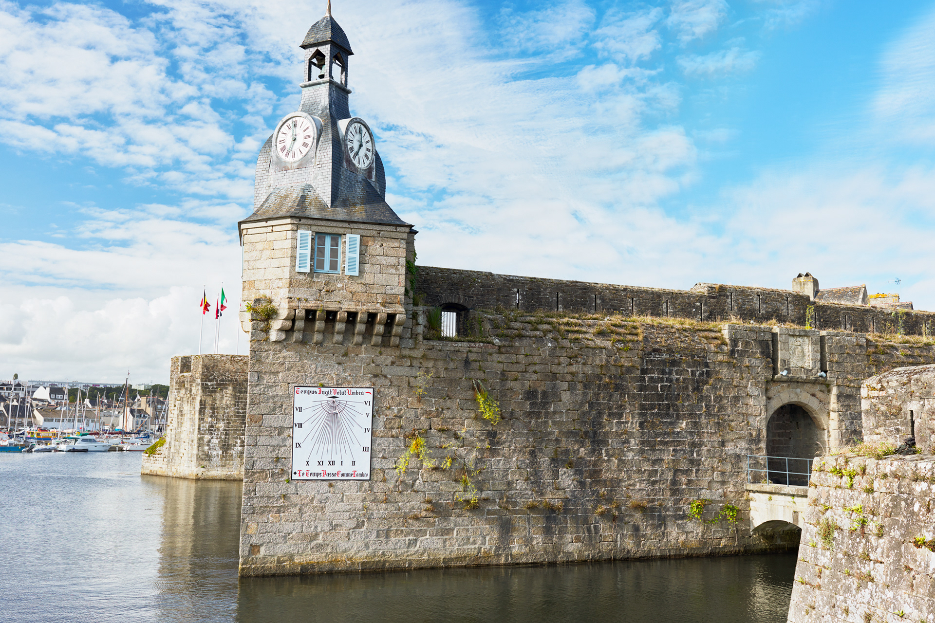 Concarneau, ville close, remparts, beffroi vu depuis la rue Vauban