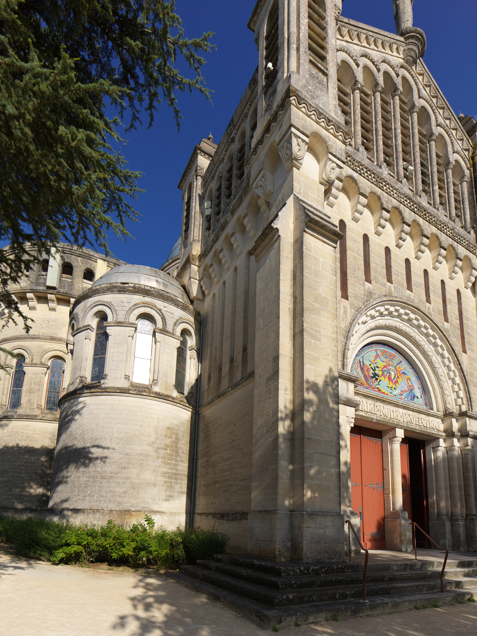 Sanctuaire Notre-Dame de Peyragude, façade, II