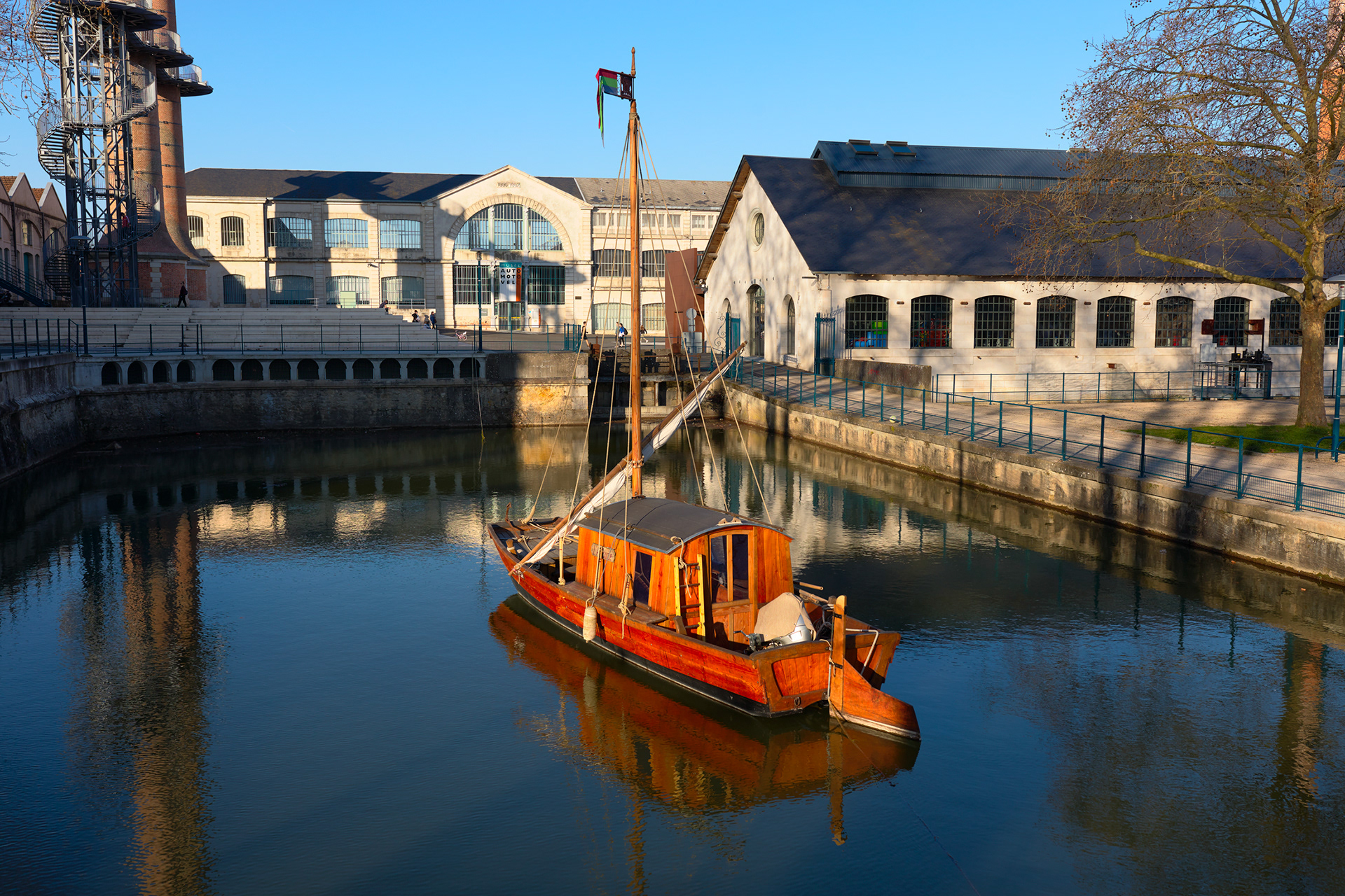 La manu, bâteau sur le canal