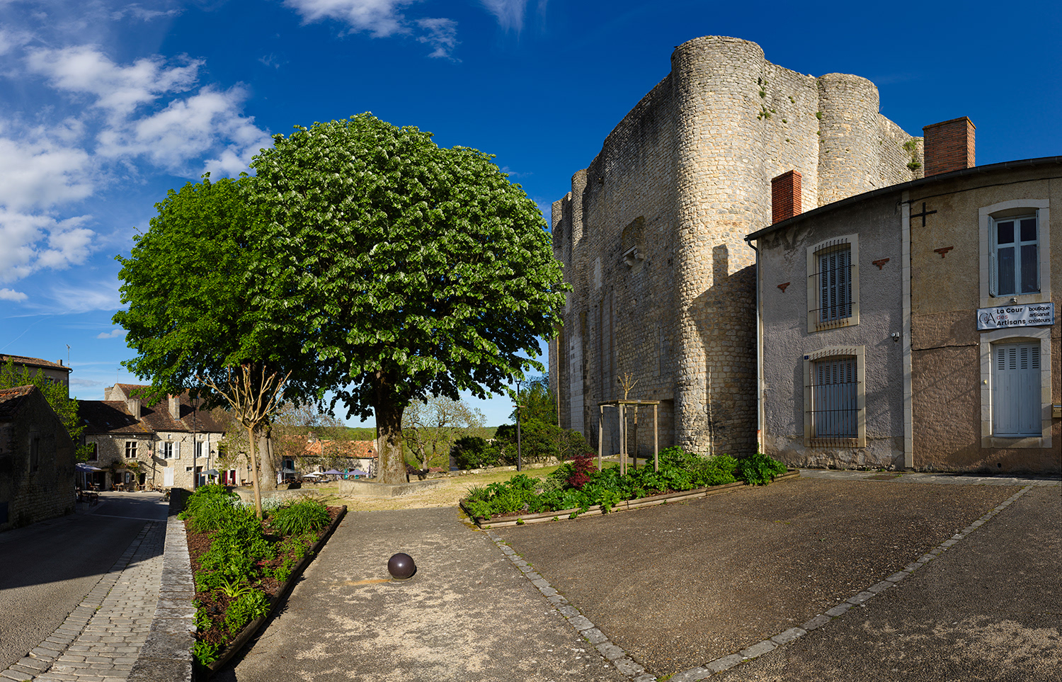 Place du Donjon de Gouzon