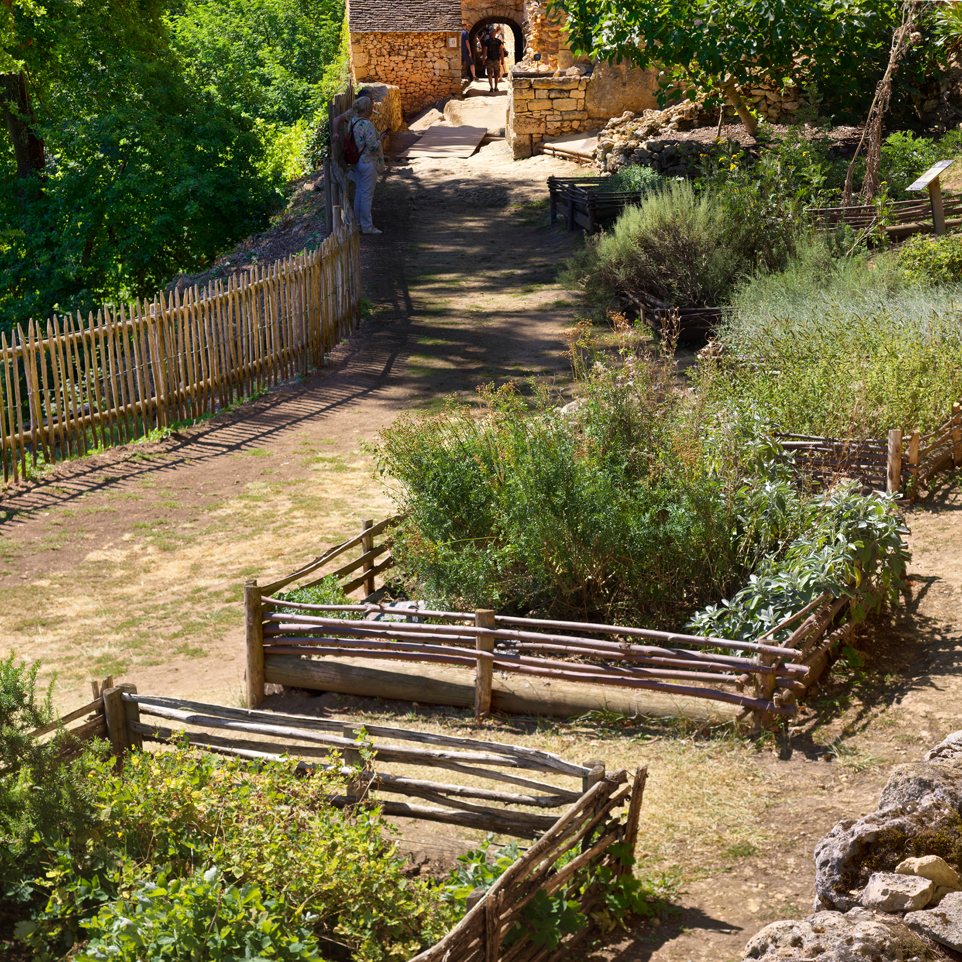 Village médiéval de la Madeleine, II