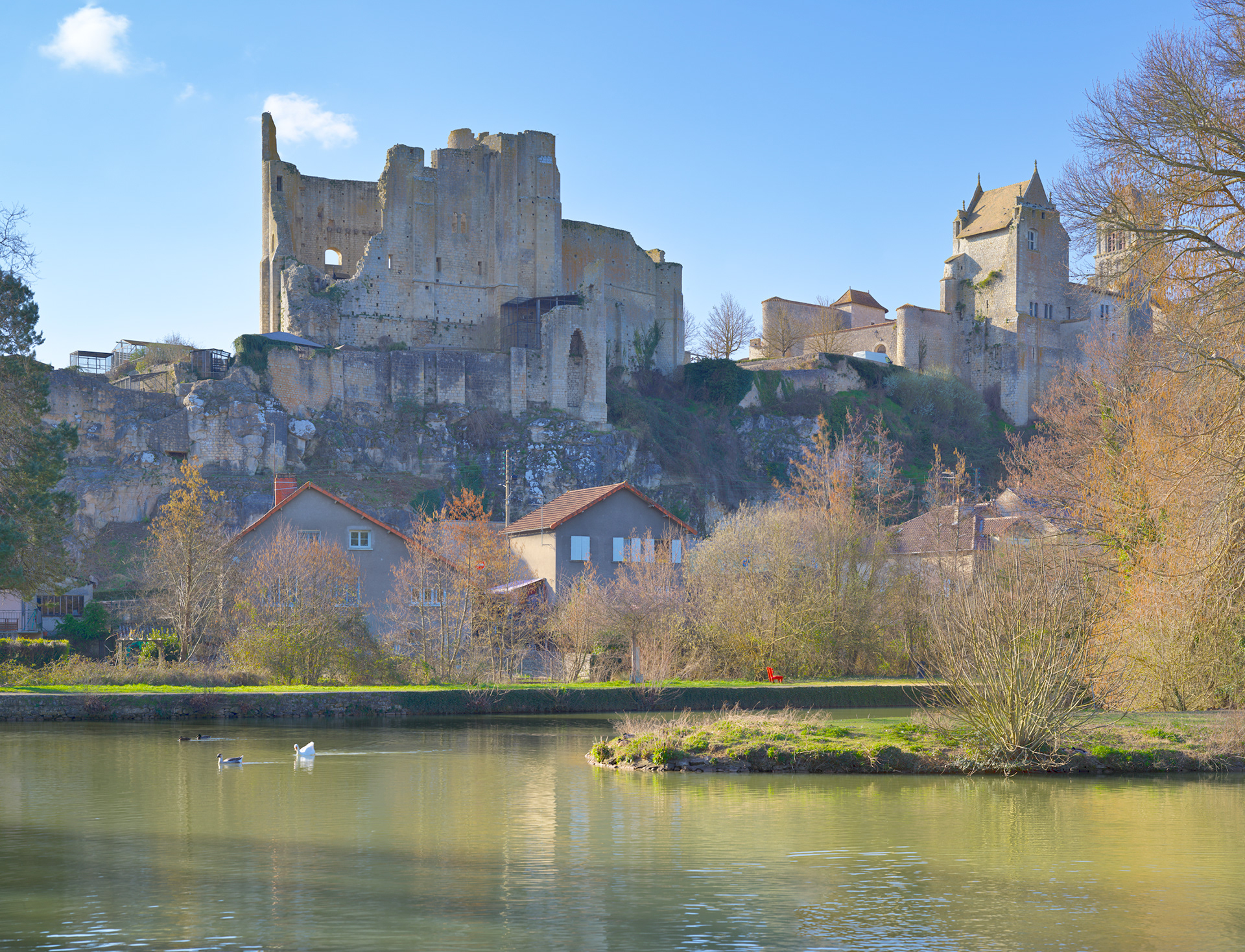 Les ruines du château baronnial (XIIe siècle), ancien château des Évêques de Poitiers, vue depuis le parc, II