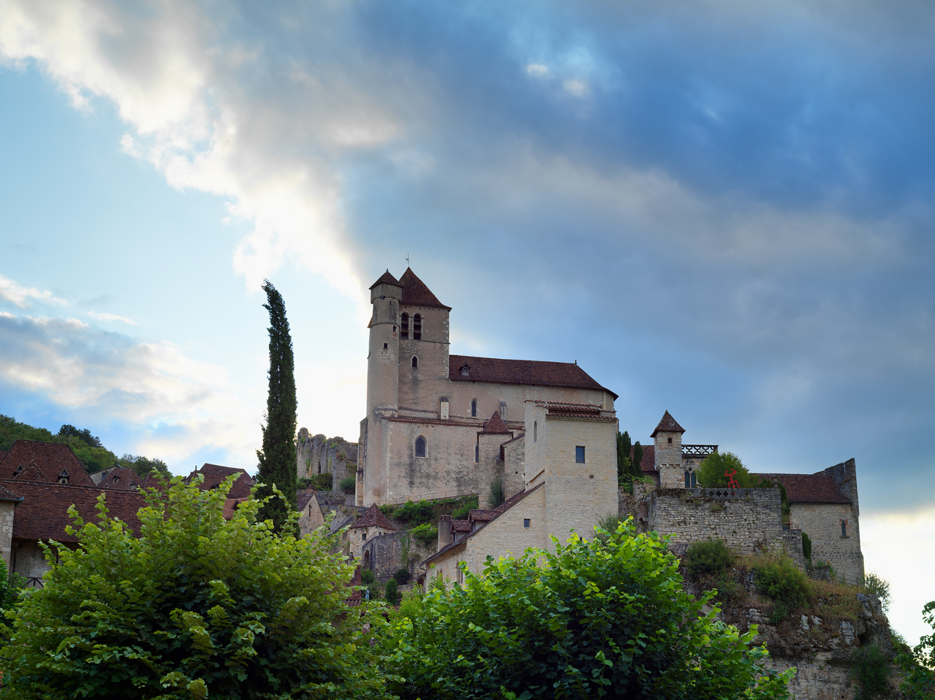  Saint-Cirq-Lapopie surplombant la vallée du Lot, I