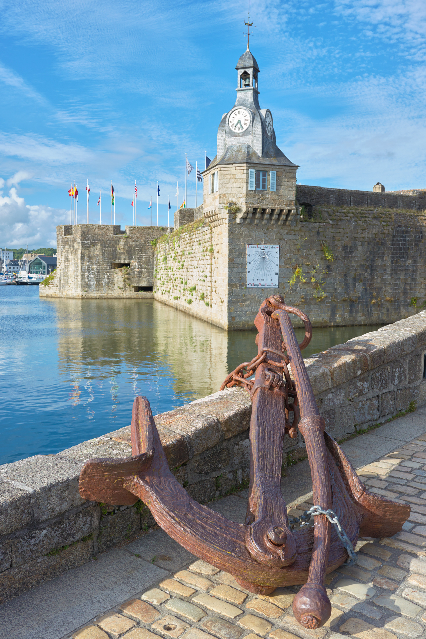 Concarneau, ville close, remparts, beffroi et ancre, rue Vauban