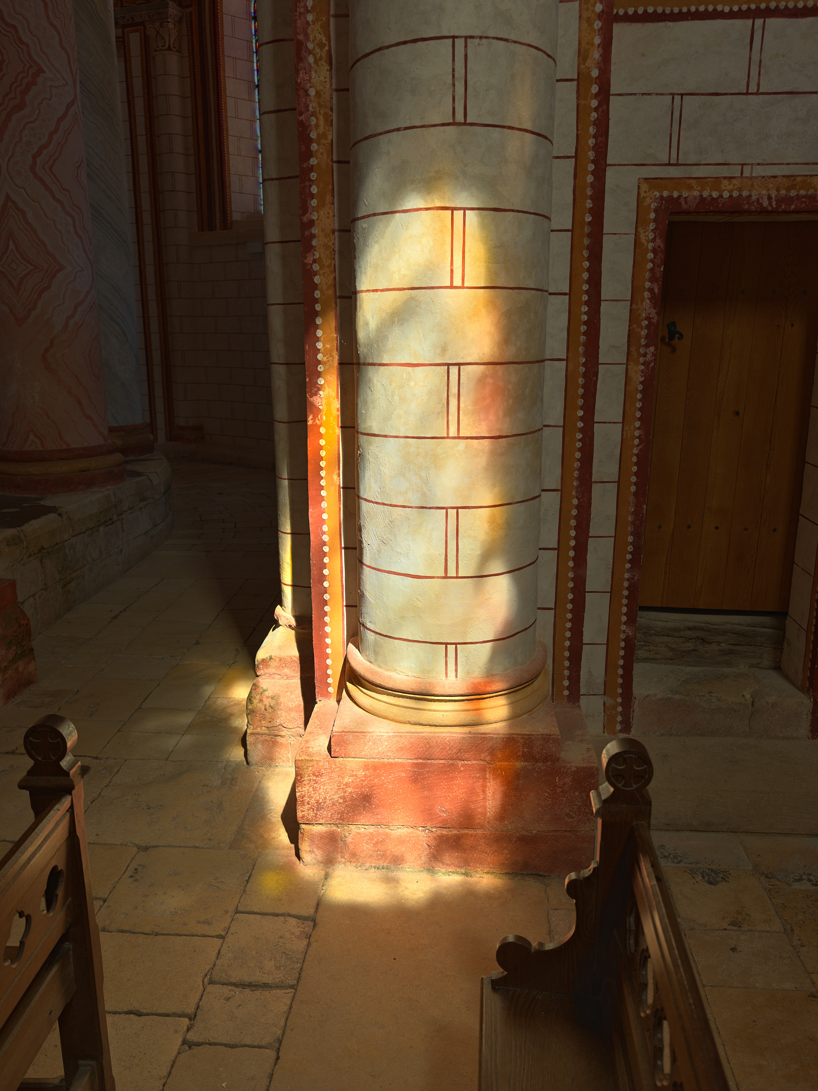 Collégiale Saint-Pierre, intérieur, lumière des vitraux sur colonne