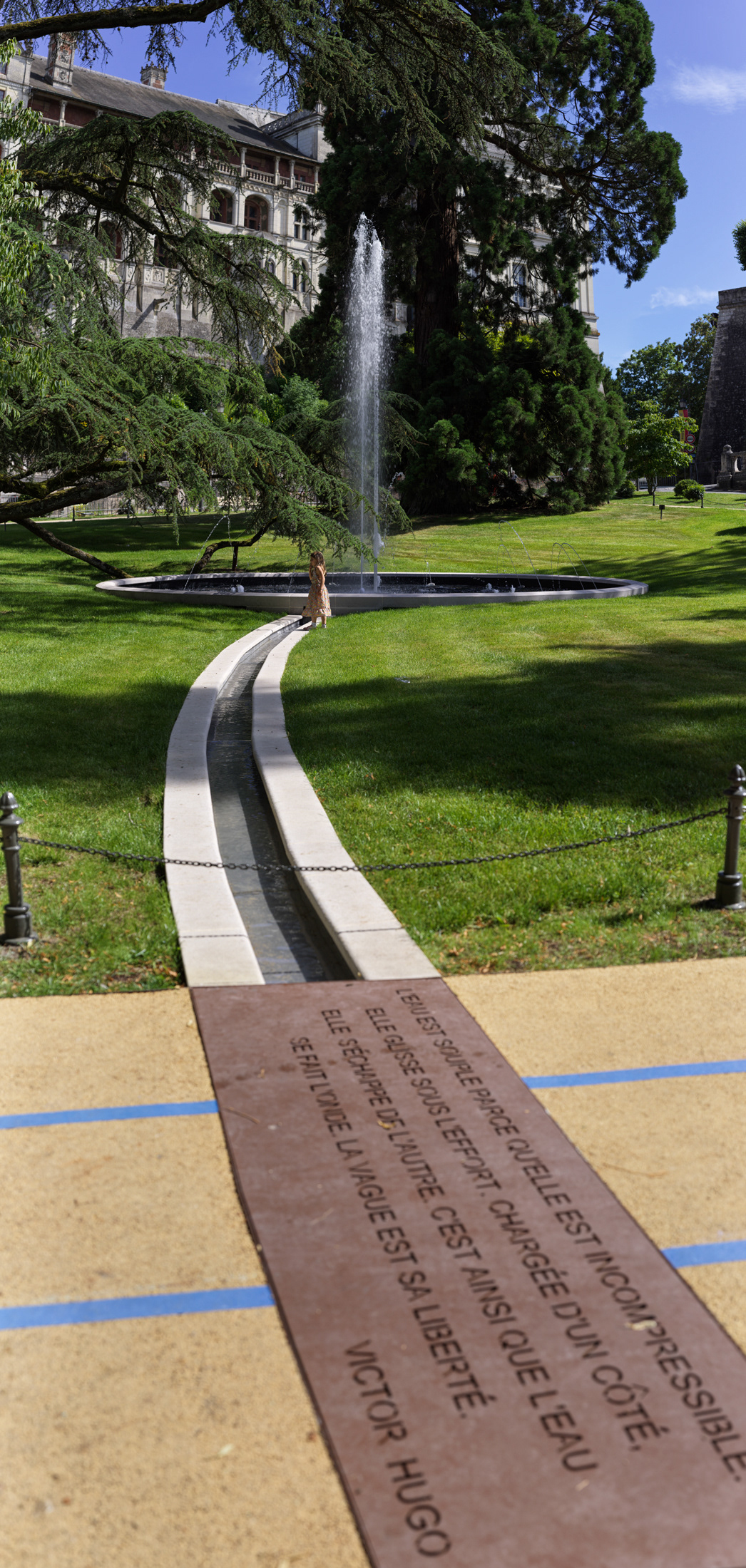 Jardin Augustin Thierry, la petite fille au jet d'eau