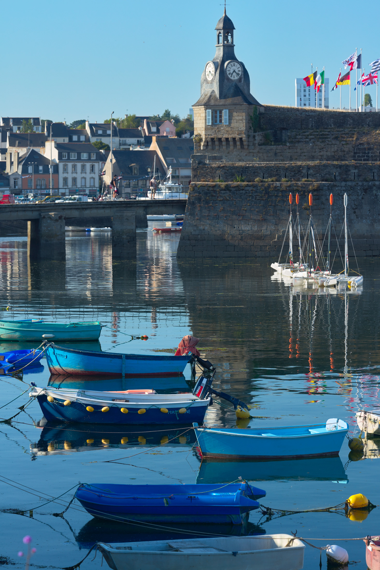 Concarneau, ville close, remparts, beffroi et bateaux