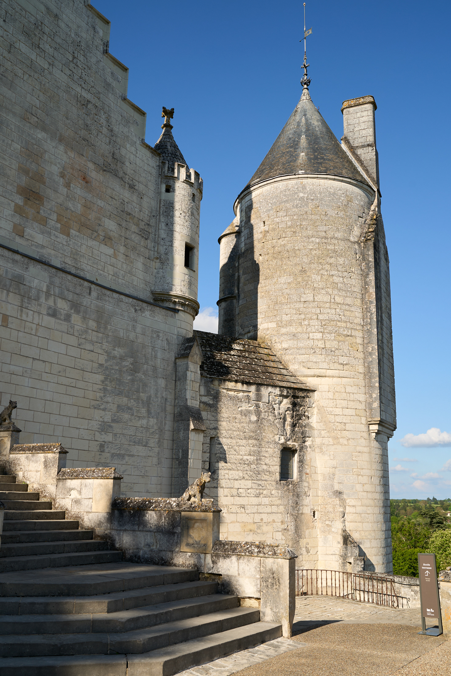 Logis royal, arrière et tour Agnès Sorel à droite, II