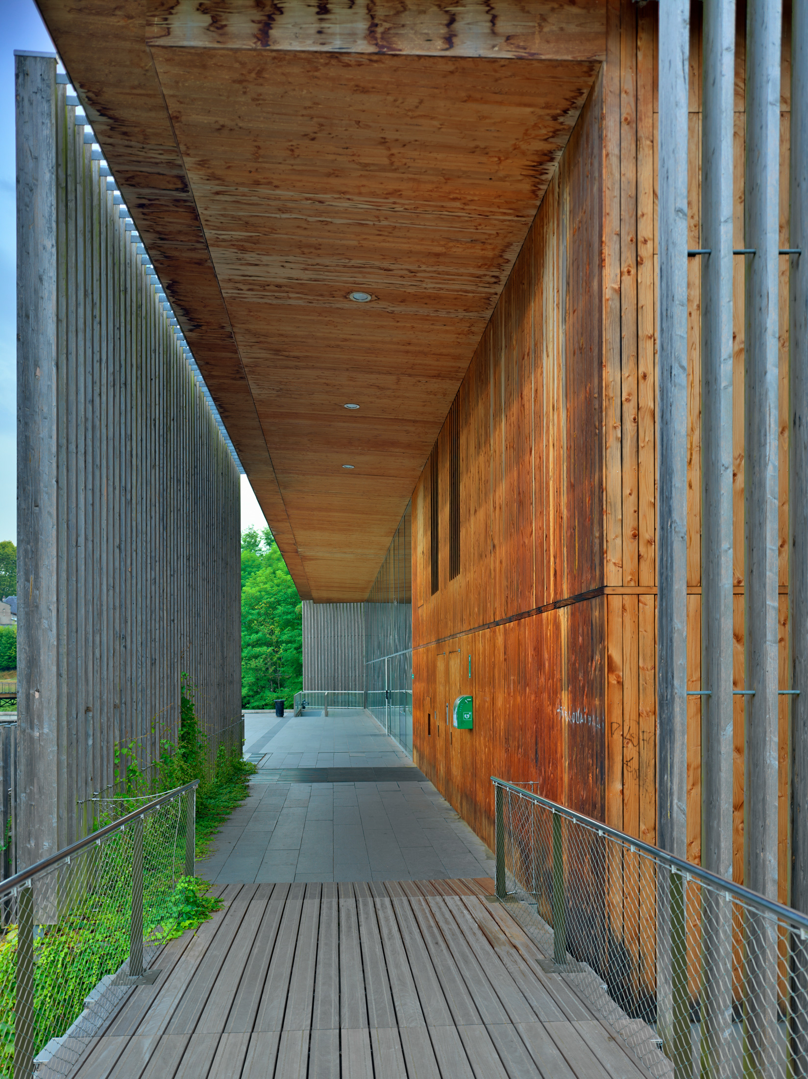 Vres l'entrée de la médiathèque