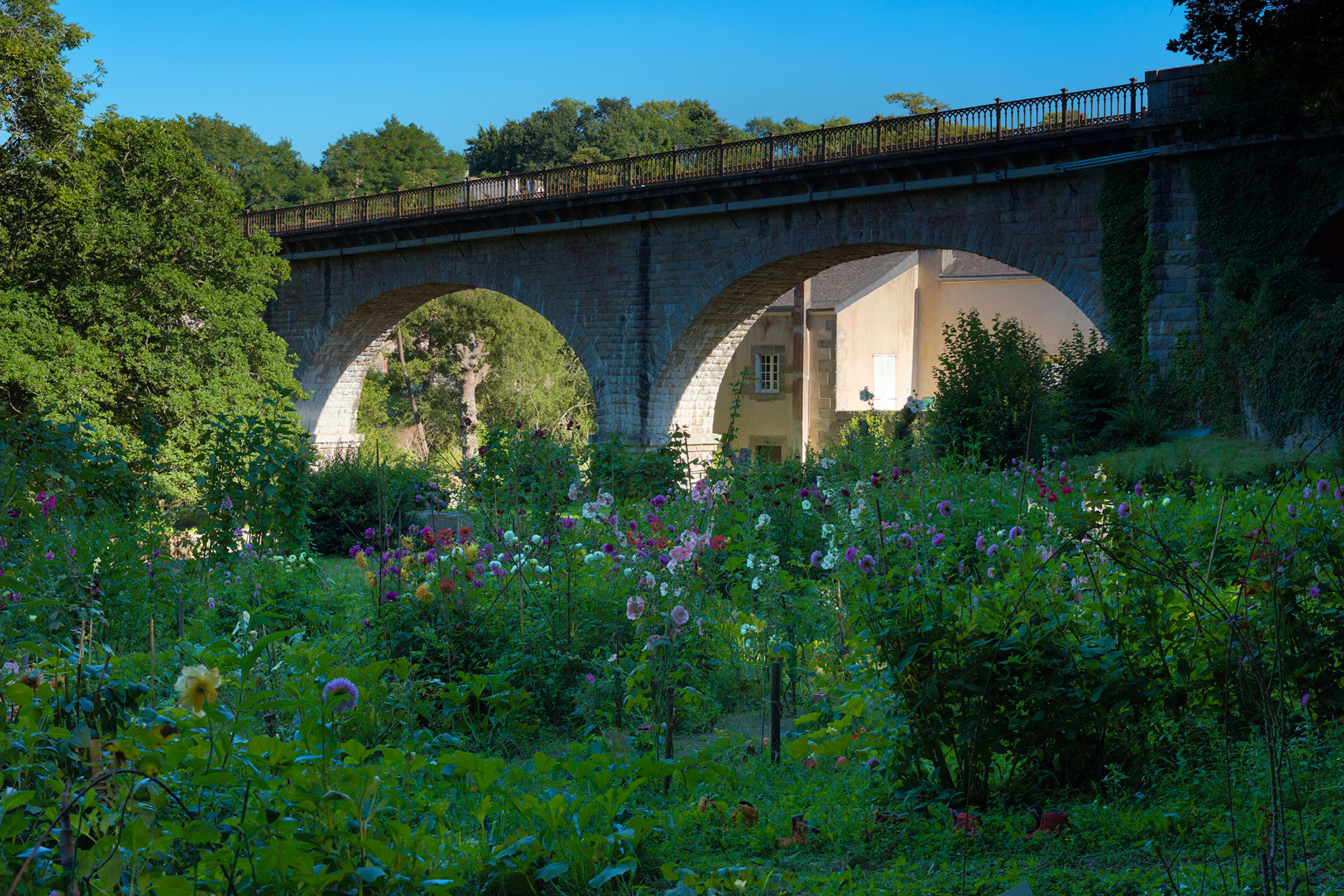Jardin à Pont-Aven, sous un pont