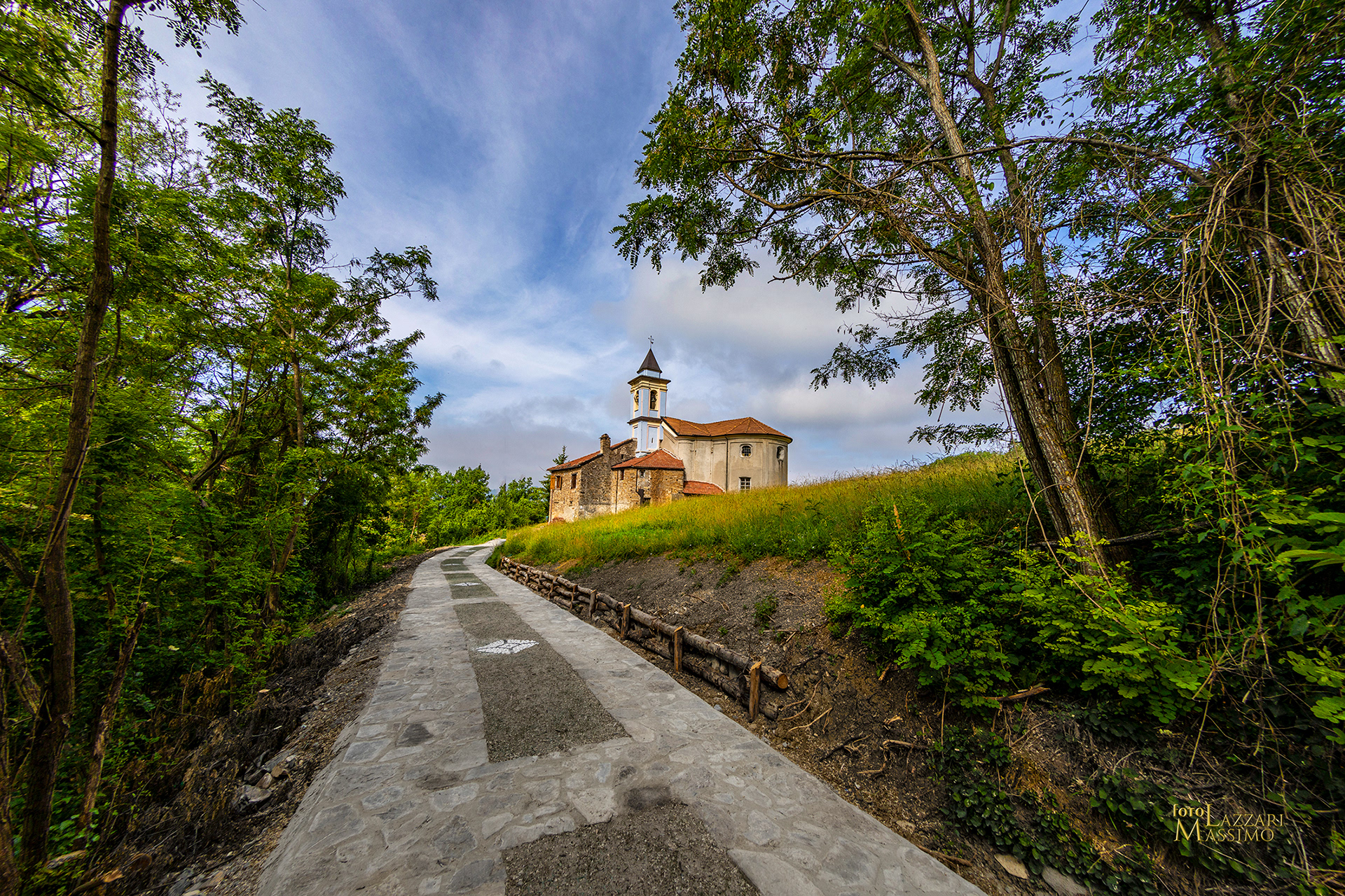 Chiesetta di Vendersi (AL) il paese degli spaventapasseri